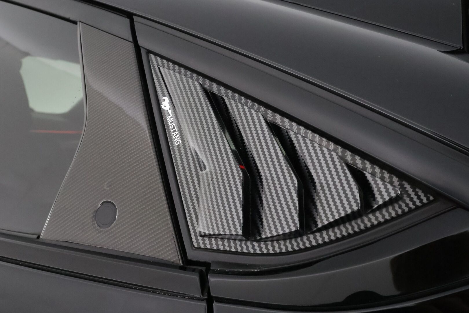 FORD MUSTANG MACH-E 2022 AWD Standard Range **Adapt.Vakkari / LED-valot / 360° / Bang&Olufsen / Lasikatto / Muistipenkki / Navi / Kaistavahti** - VIIMEISEN PÄÄLLE TUUNATTU! / KATSO KUVAT! / Merkkihuollettu / 2x Latauskaapelit 