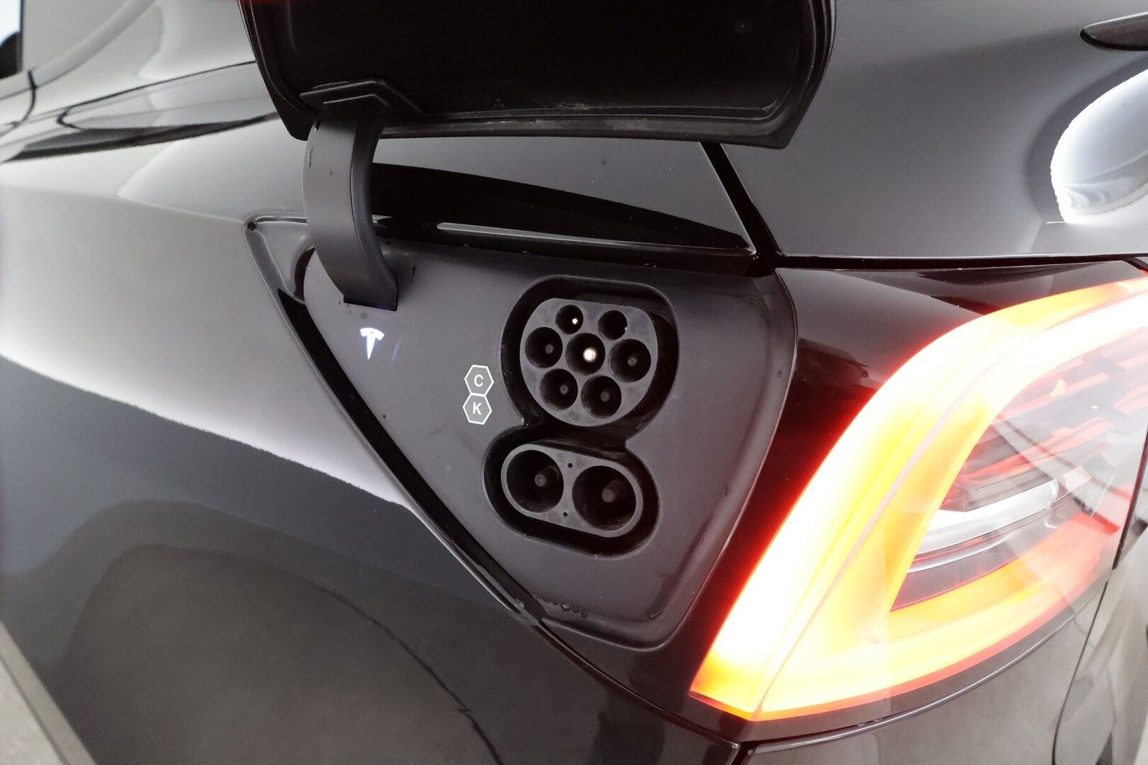 TESLA MODEL Y 2023 Performance **Lasikatto / Lämpöpumppu / Adapt.Vakkari / Matrix-LED / Muistipenkki / P.Kamera / Koukku / Navi / Keyless** - 3,99 % KORKOTARJOUS TÄHÄN AUTOON - Kahdet Renkaat