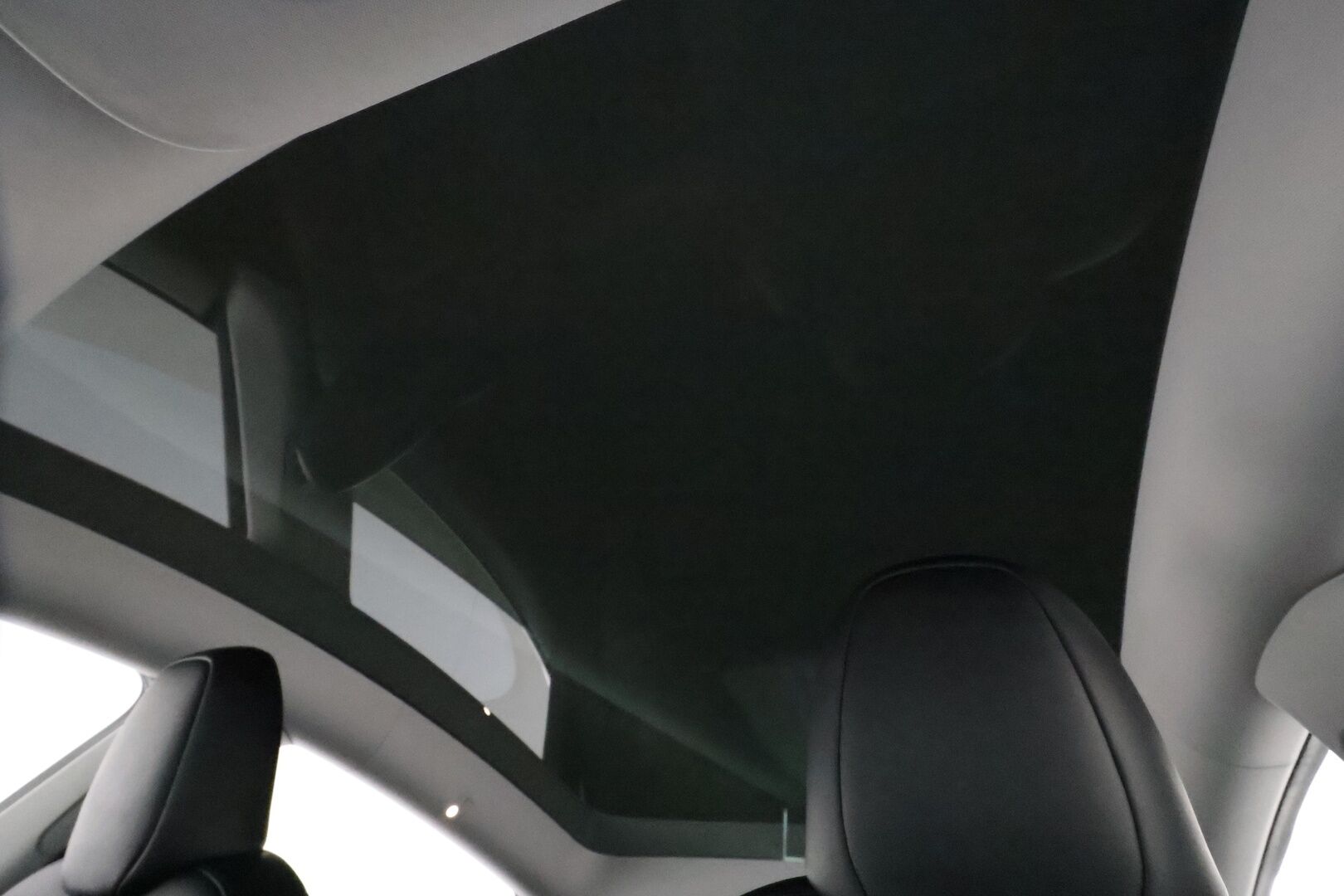 TESLA MODEL Y 2023 Performance **Lasikatto / Lämpöpumppu / Adapt.Vakkari / Matrix-LED / Muistipenkki / P.Kamera / Koukku / Navi / Keyless** - 3,99 % KORKOTARJOUS TÄHÄN AUTOON - Kahdet Renkaat