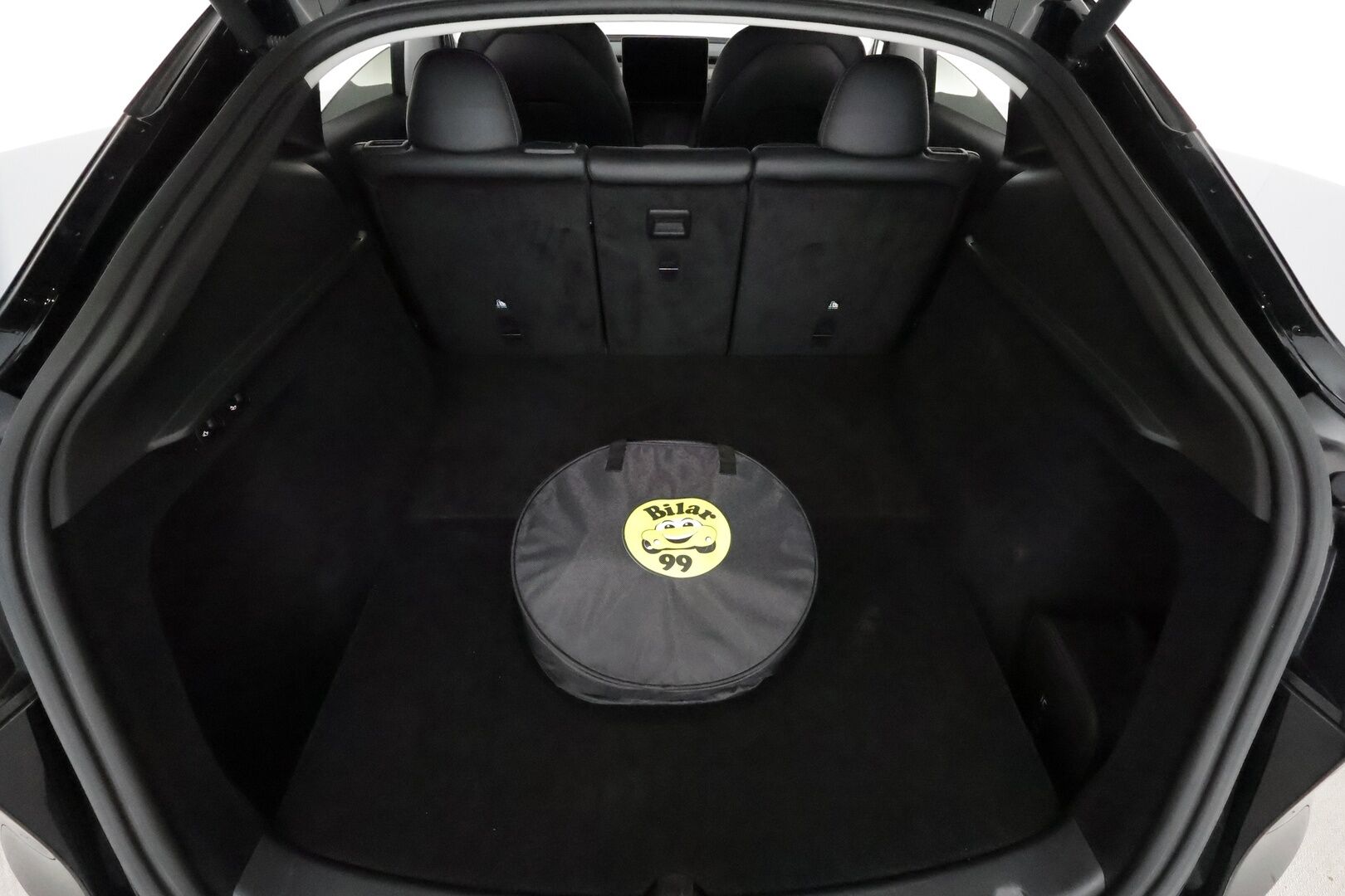 TESLA MODEL Y 2023 Performance **Lasikatto / Lämpöpumppu / Adapt.Vakkari / Matrix-LED / Muistipenkki / P.Kamera / Koukku / Navi / Keyless** - 3,99 % KORKOTARJOUS TÄHÄN AUTOON - Kahdet Renkaat