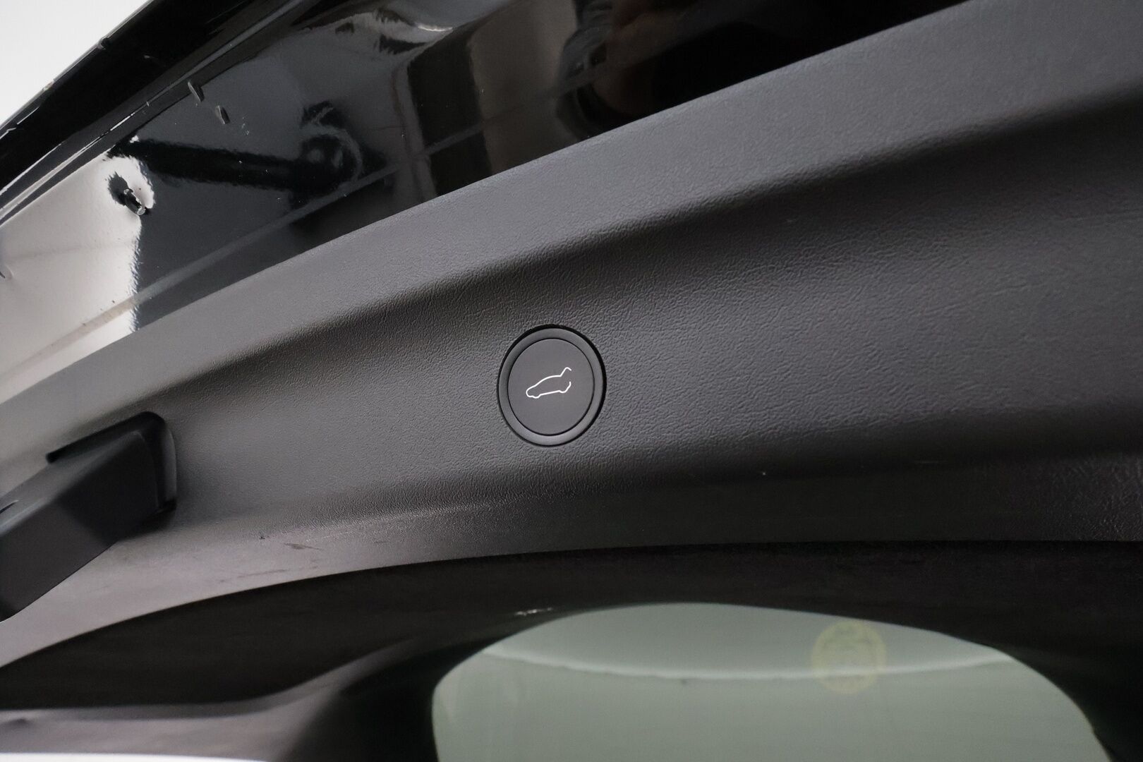 TESLA MODEL Y 2023 Performance **Lasikatto / Lämpöpumppu / Adapt.Vakkari / Matrix-LED / Muistipenkki / P.Kamera / Koukku / Navi / Keyless** - 3,99 % KORKOTARJOUS TÄHÄN AUTOON - Kahdet Renkaat