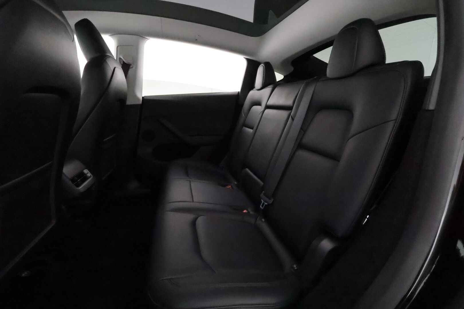 TESLA MODEL Y 2023 Performance **Lasikatto / Lämpöpumppu / Adapt.Vakkari / Matrix-LED / Muistipenkki / P.Kamera / Koukku / Navi / Keyless** - 3,99 % KORKOTARJOUS TÄHÄN AUTOON - Kahdet Renkaat