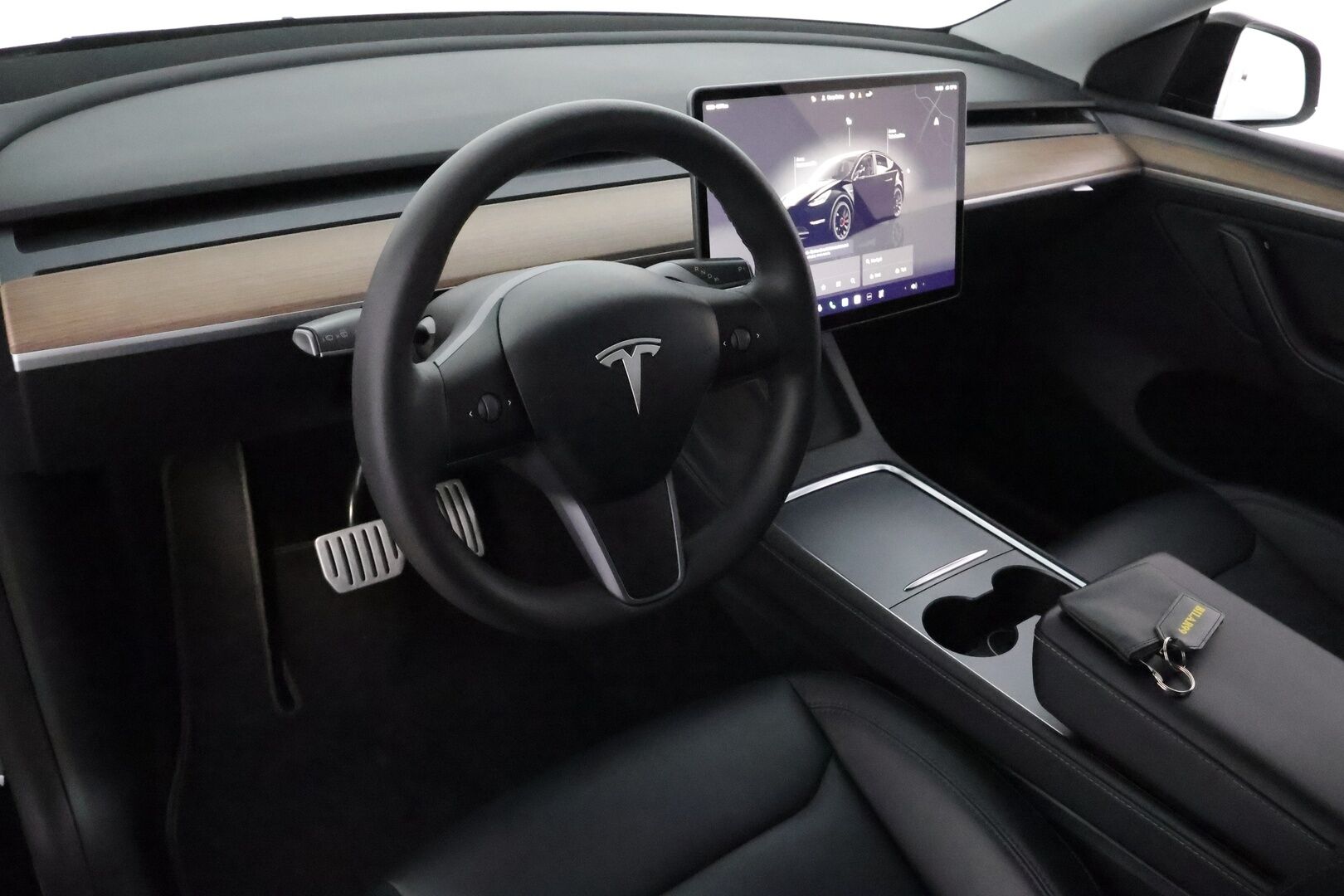 TESLA MODEL Y 2023 Performance **Lasikatto / Lämpöpumppu / Adapt.Vakkari / Matrix-LED / Muistipenkki / P.Kamera / Koukku / Navi / Keyless** - 3,99 % KORKOTARJOUS TÄHÄN AUTOON - Kahdet Renkaat
