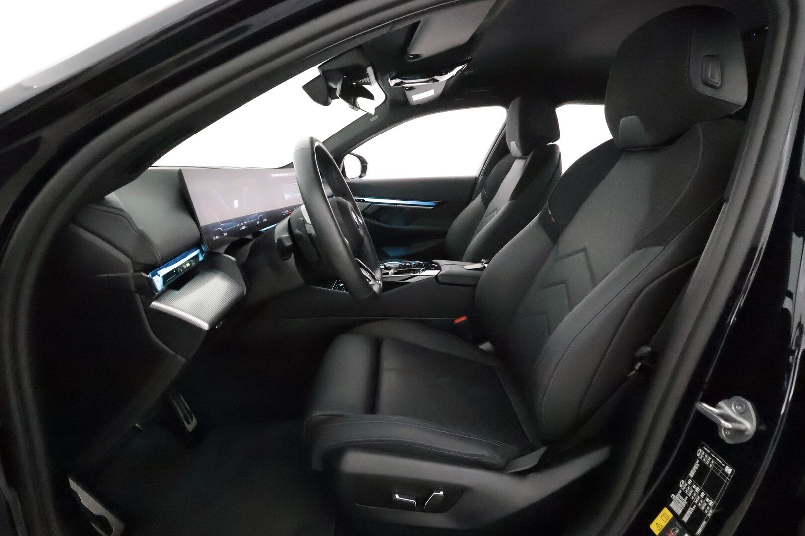 BMW I5 2024 G60 eDrive 40 M-Sport **Adapt.vakkari / Widescreen / Adapt.LED / 360° / Sporttinahat / Navi / Kaistavahti** - 2,99 % KORKOTARJOUS TÄHÄN AUTOON - Akku kuntotarkastettu / 2x Latauskaapelit / Kahdet Renkaat