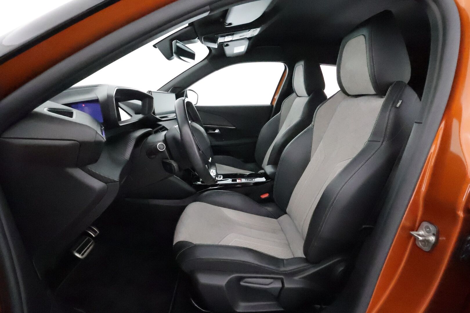 PEUGEOT E-2008 2021 GT 50 kWh 136 Automaatti *Lämpöpumppu / ACC / Full-LED / P.Kamera / Navi / Kaistavahti / KeylessGO* - Kahdet renkaat + vanteet / ALV / seuraava katsastus 09.2026