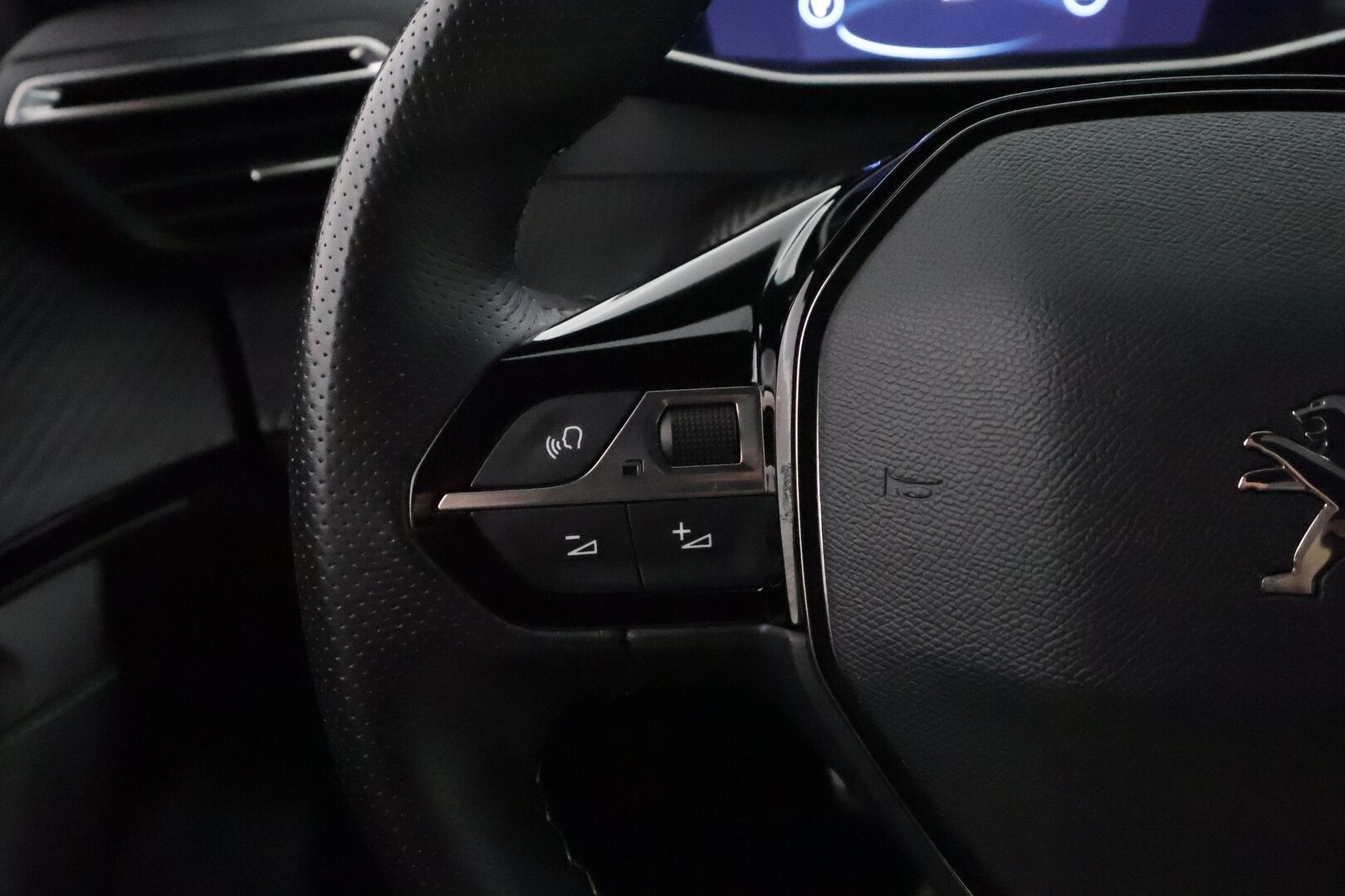 PEUGEOT E-2008 2021 GT 50 kWh 136 Automaatti *Lämpöpumppu / ACC / Full-LED / P.Kamera / Navi / Kaistavahti / KeylessGO* - Kahdet renkaat + vanteet / ALV / seuraava katsastus 09.2026