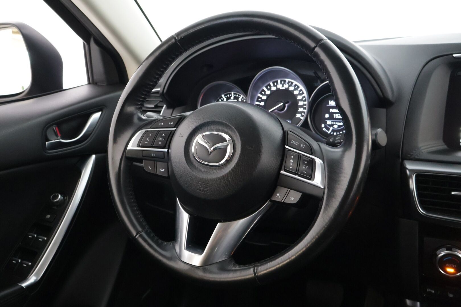 Mazda CX-5 2017 2,5 (195) SKYACTIV-G Luxury AWD ** Tehokas / Nahkaverhoilu / Muistipenkit / BOSE-äänentoisto / Adaptiivinen vakkari** - Harvinaisempi 2.5L moottori / 2x Hyvät renkaat!* - HULLU BLACKWEEK KORKOTARJOUS 2,49%