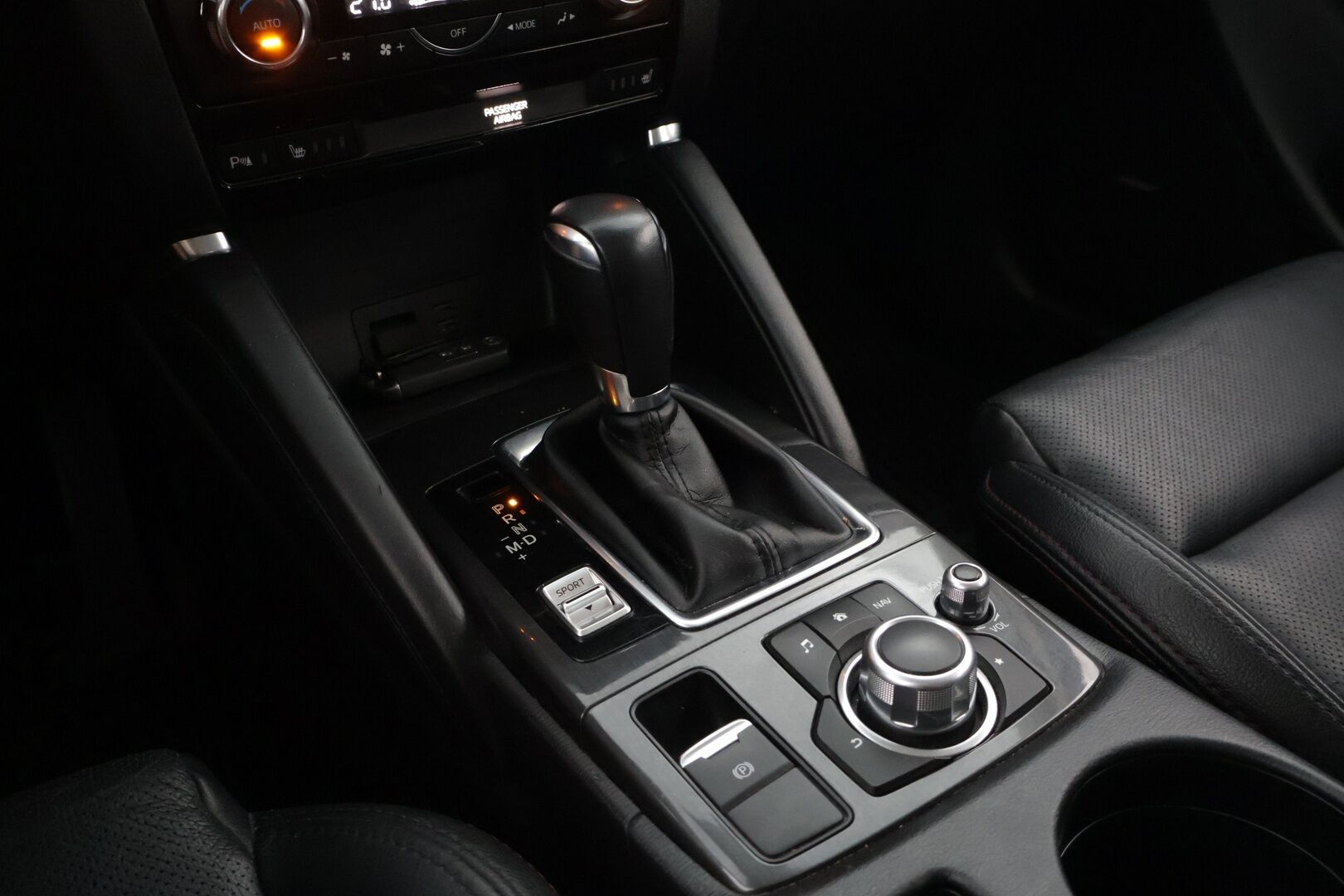 Mazda CX-5 2017 2,5 (195) SKYACTIV-G Luxury AWD ** Tehokas / Nahkaverhoilu / Muistipenkit / BOSE-äänentoisto / Adaptiivinen vakkari** - Harvinaisempi 2.5L moottori / 2x Hyvät renkaat!* - HULLU BLACKWEEK KORKOTARJOUS 2,49%