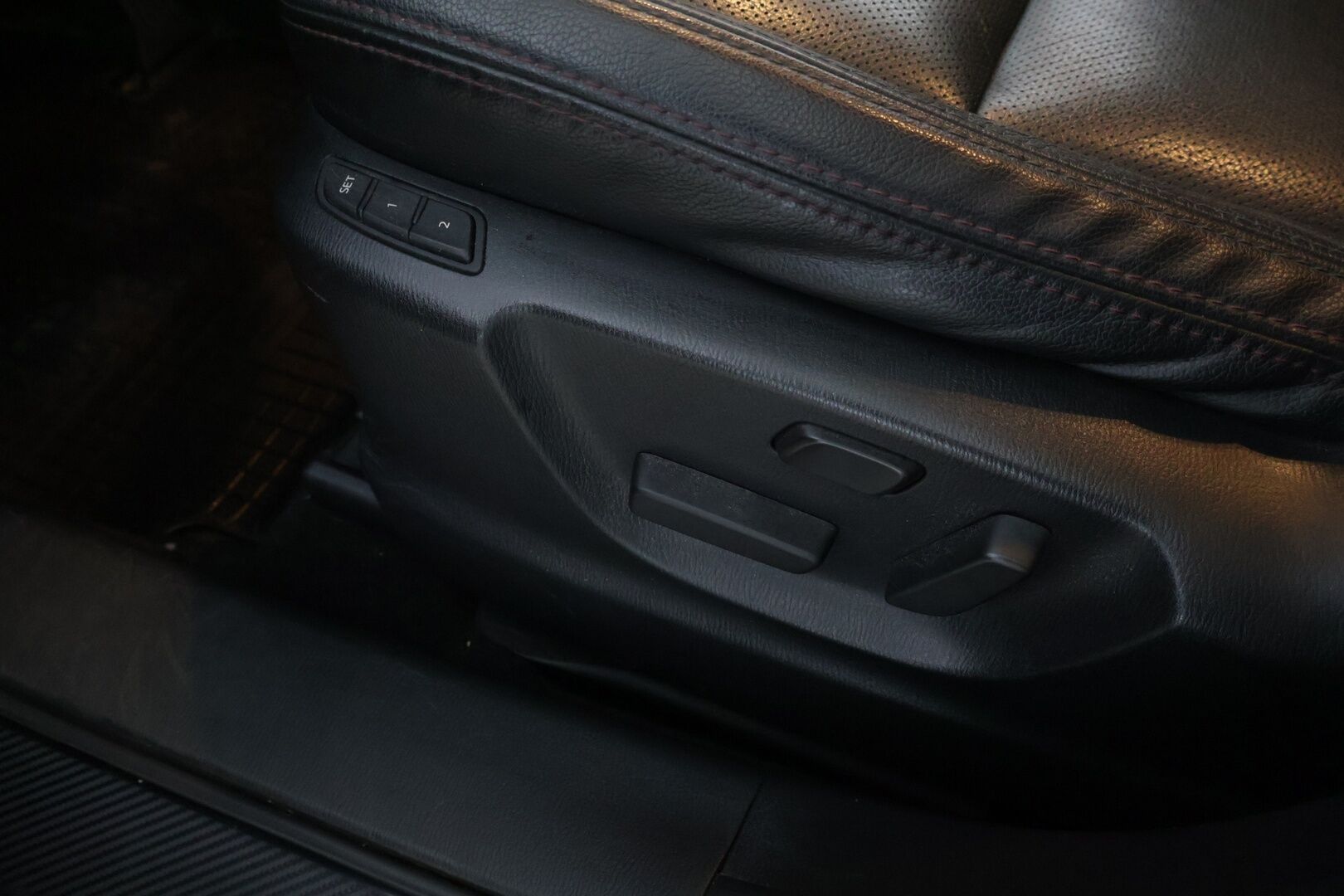 Mazda CX-5 2017 2,5 (195) SKYACTIV-G Luxury AWD ** Tehokas / Nahkaverhoilu / Muistipenkit / BOSE-äänentoisto / Adaptiivinen vakkari** - Harvinaisempi 2.5L moottori / 2x Hyvät renkaat!* - HULLU BLACKWEEK KORKOTARJOUS 2,49%