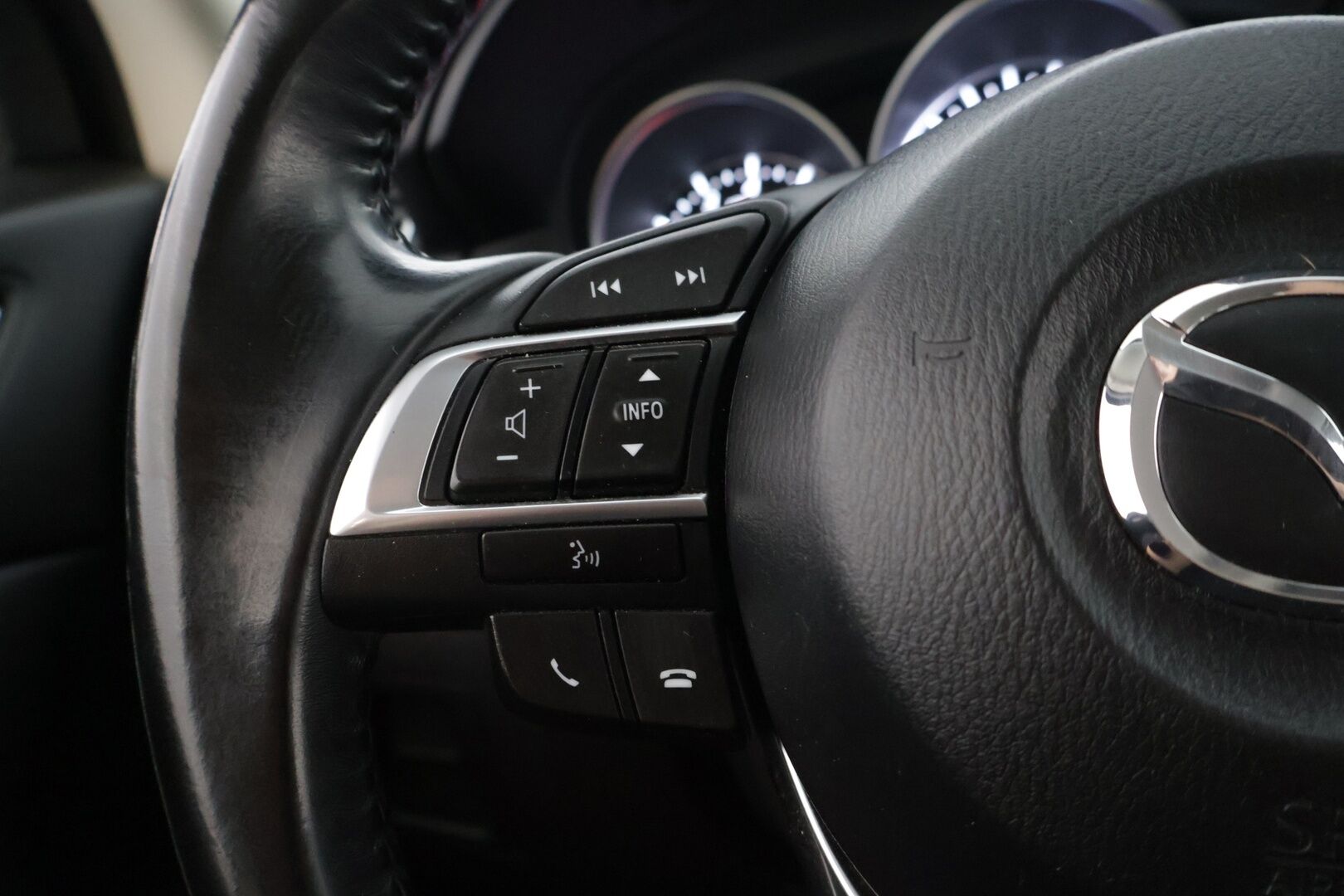 Mazda CX-5 2017 2,5 (195) SKYACTIV-G Luxury AWD ** Tehokas / Nahkaverhoilu / Muistipenkit / BOSE-äänentoisto / Adaptiivinen vakkari** - Harvinaisempi 2.5L moottori / 2x Hyvät renkaat!* - HULLU BLACKWEEK KORKOTARJOUS 2,49%