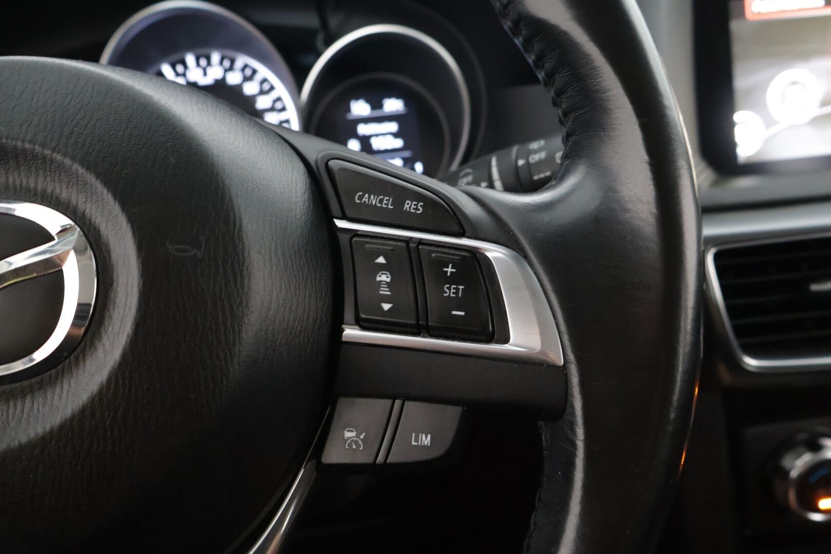 Mazda CX-5 2017 2,5 (195) SKYACTIV-G Luxury AWD ** Tehokas / Nahkaverhoilu / Muistipenkit / BOSE-äänentoisto / Adaptiivinen vakkari** - Harvinaisempi 2.5L moottori / 2x Hyvät renkaat!* - HULLU BLACKWEEK KORKOTARJOUS 2,49%