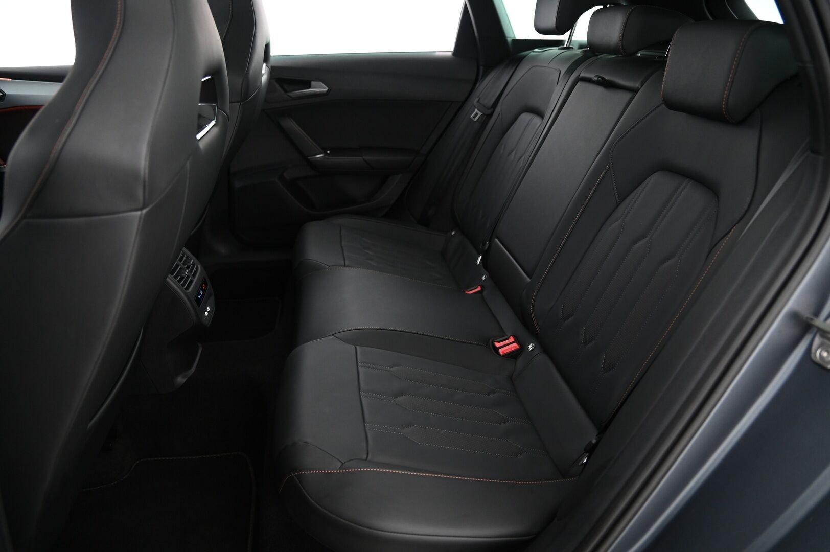 Cupra Leon 2023 13.8 kWh, VZ 1,4 PHEV 180 kW e-HYBRID DSG * Panorama / Matrix-Led / ACC / Nahkaverhoilu / KeylessGo / P.Kamera* - 3,99 % KORKOTARJOUS TÄHÄN AUTOON - Juuri Huollettu / Näyttävä menopeli hyvillä varusteilla!*