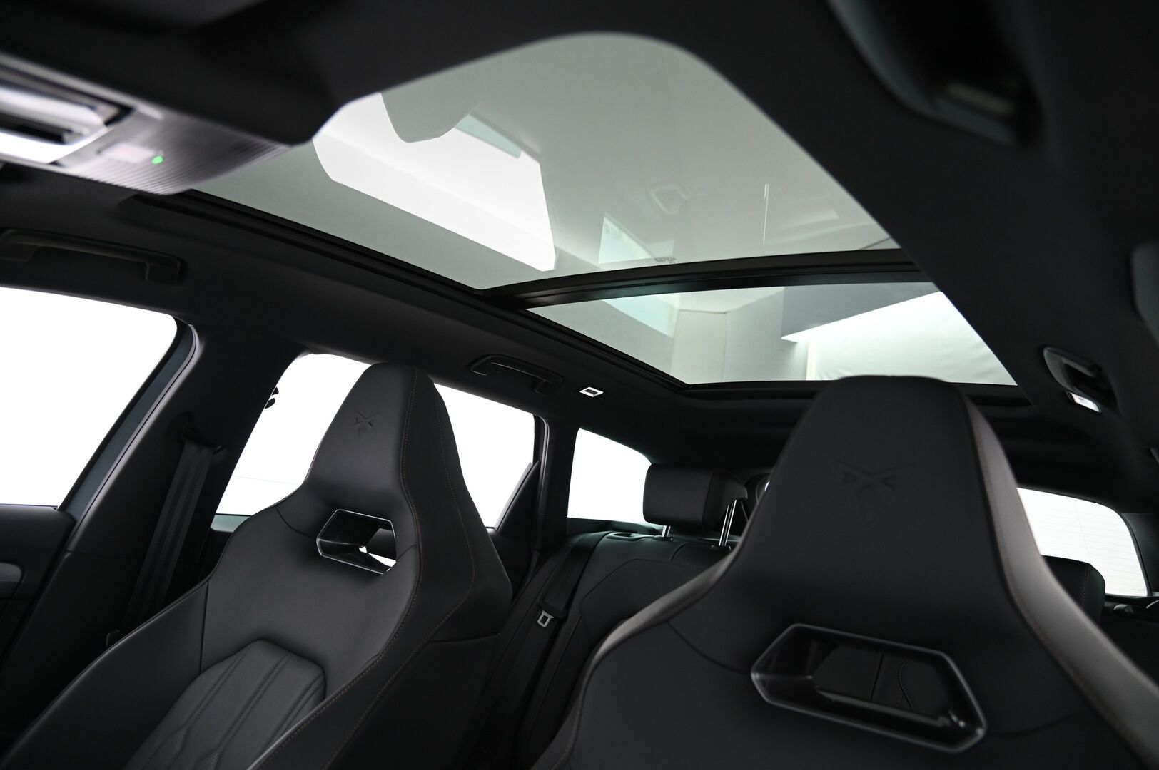 Cupra Leon 2023 13.8 kWh, VZ 1,4 PHEV 180 kW e-HYBRID DSG * Panorama / Matrix-Led / ACC / Nahkaverhoilu / KeylessGo / P.Kamera* - 3,99 % KORKOTARJOUS TÄHÄN AUTOON - Juuri Huollettu / Näyttävä menopeli hyvillä varusteilla!*