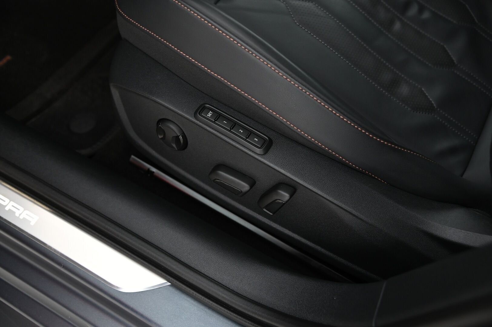 Cupra Leon 2023 13.8 kWh, VZ 1,4 PHEV 180 kW e-HYBRID DSG * Panorama / Matrix-Led / ACC / Nahkaverhoilu / KeylessGo / P.Kamera* - 3,99 % KORKOTARJOUS TÄHÄN AUTOON - Juuri Huollettu / Näyttävä menopeli hyvillä varusteilla!*