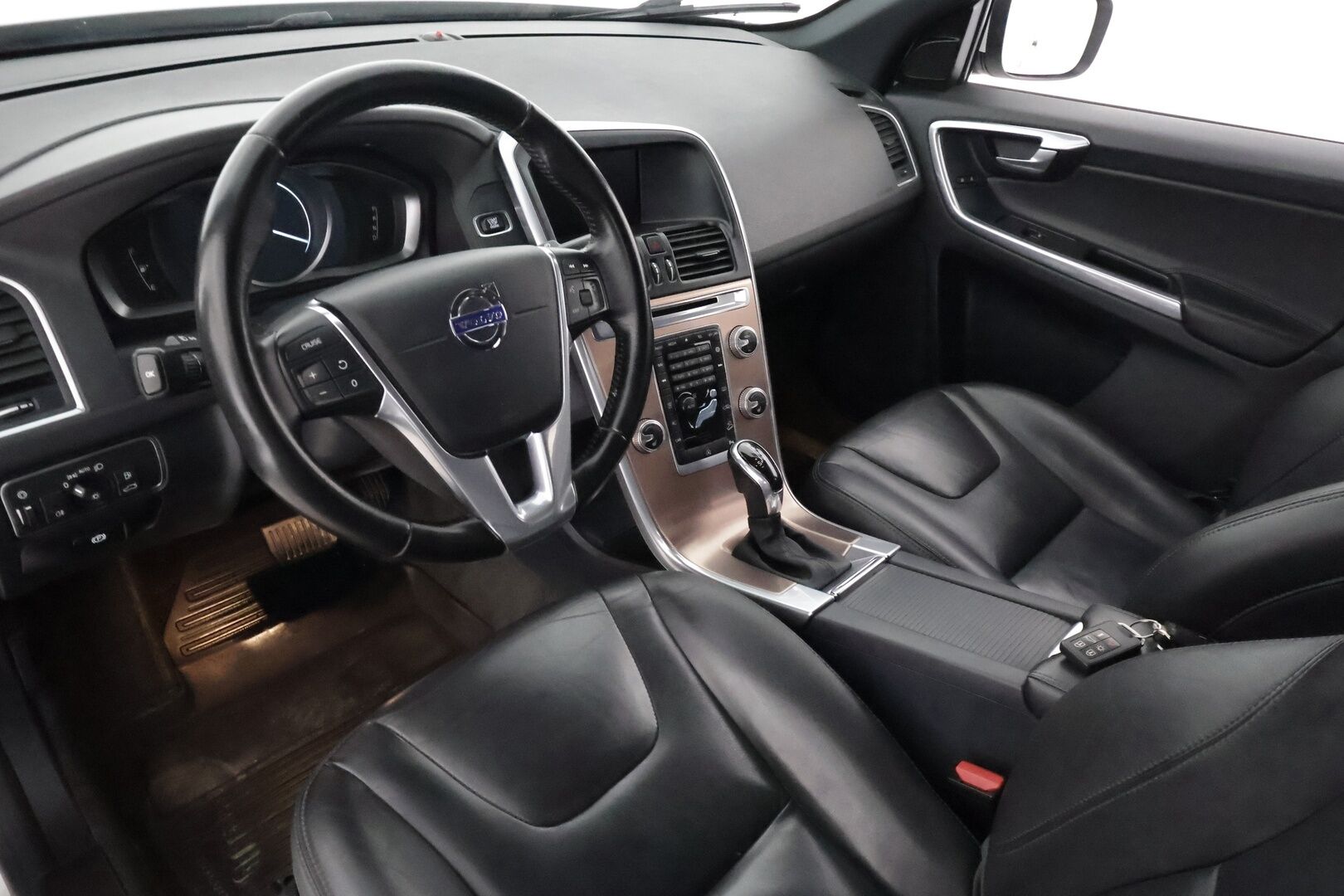 Volvo XC60 2016 D4 AWD Summum Aut. - 140kw / Webasto / Facelift / Peruutuskamera / Nahkasisusta / Vetokoukku / Digimittaristo / Muistipenkki / Xenon / Juuri saapunut Tampereelle!