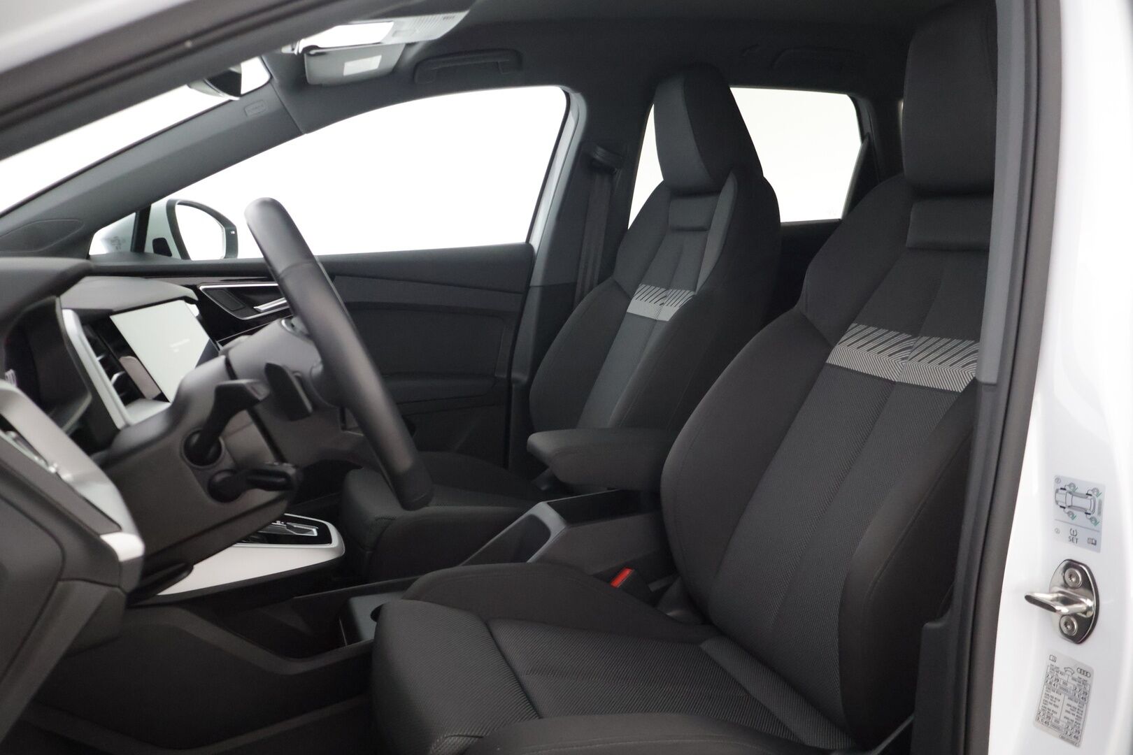 Audi Q4 e-tron 2023 50 e-tron quattro * Adapt. vakkari / Kamera / Vetokoukku / Matrix-LED / Keyless Go / Lämpöpumppu * - 2x renkaat vanteilla / Kuolleen kulman tunnistin / Sport-penkit / Akkitakuu 8v / 160tkm