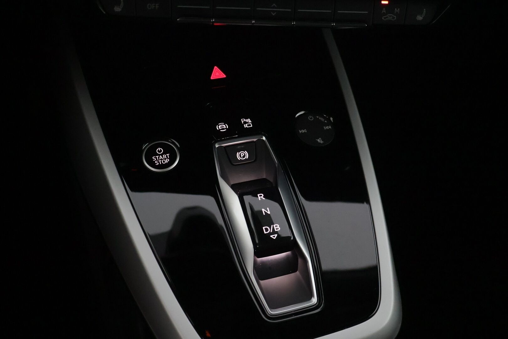 Audi Q4 e-tron 2023 50 e-tron quattro * Adapt. vakkari / Kamera / Vetokoukku / Matrix-LED / Keyless Go / Lämpöpumppu * - 2x renkaat vanteilla / Kuolleen kulman tunnistin / Sport-penkit / Akkitakuu 8v / 160tkm