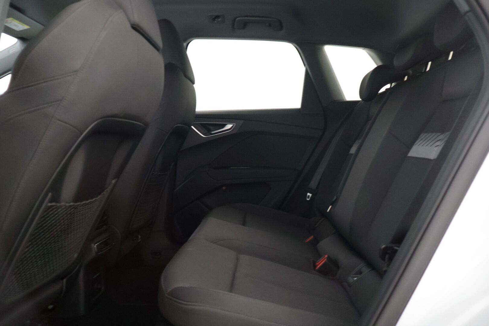 Audi Q4 e-tron 2023 50 e-tron quattro * Adapt. vakkari / Kamera / Vetokoukku / Matrix-LED / Keyless Go / Lämpöpumppu * - 2x renkaat vanteilla / Kuolleen kulman tunnistin / Sport-penkit / Akkitakuu 8v / 160tkm