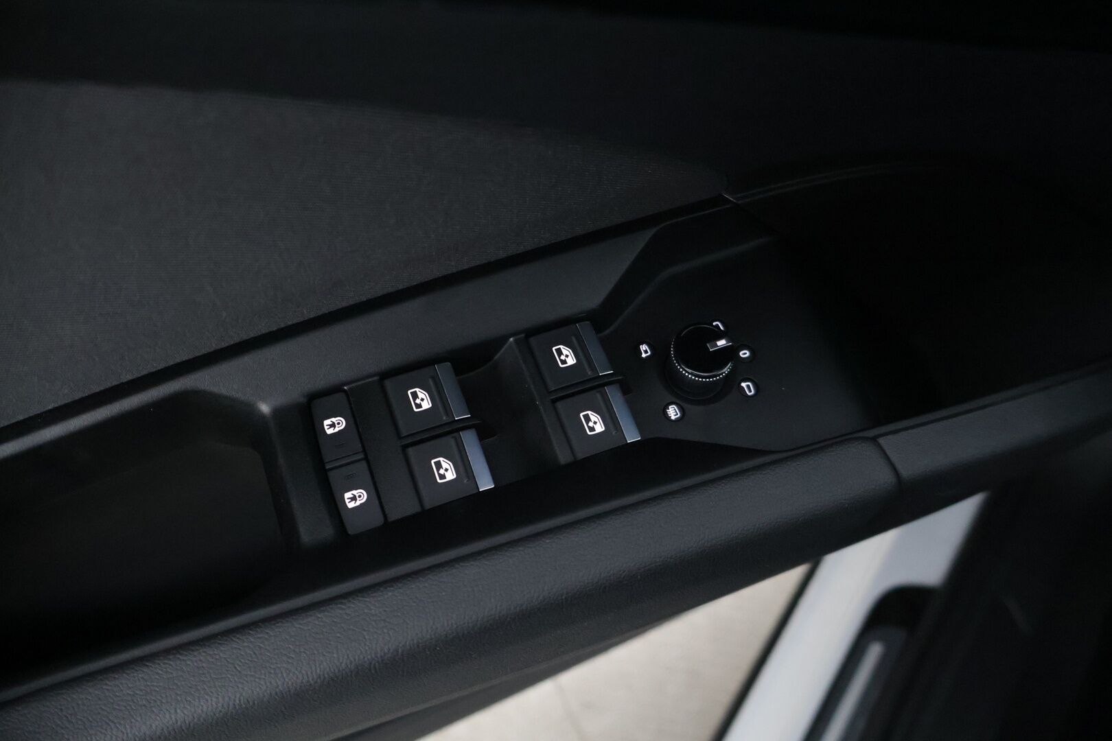 Audi Q4 e-tron 2023 50 e-tron quattro * Adapt. vakkari / Kamera / Vetokoukku / Matrix-LED / Keyless Go / Lämpöpumppu * - 2x renkaat vanteilla / Kuolleen kulman tunnistin / Sport-penkit / Akkitakuu 8v / 160tkm