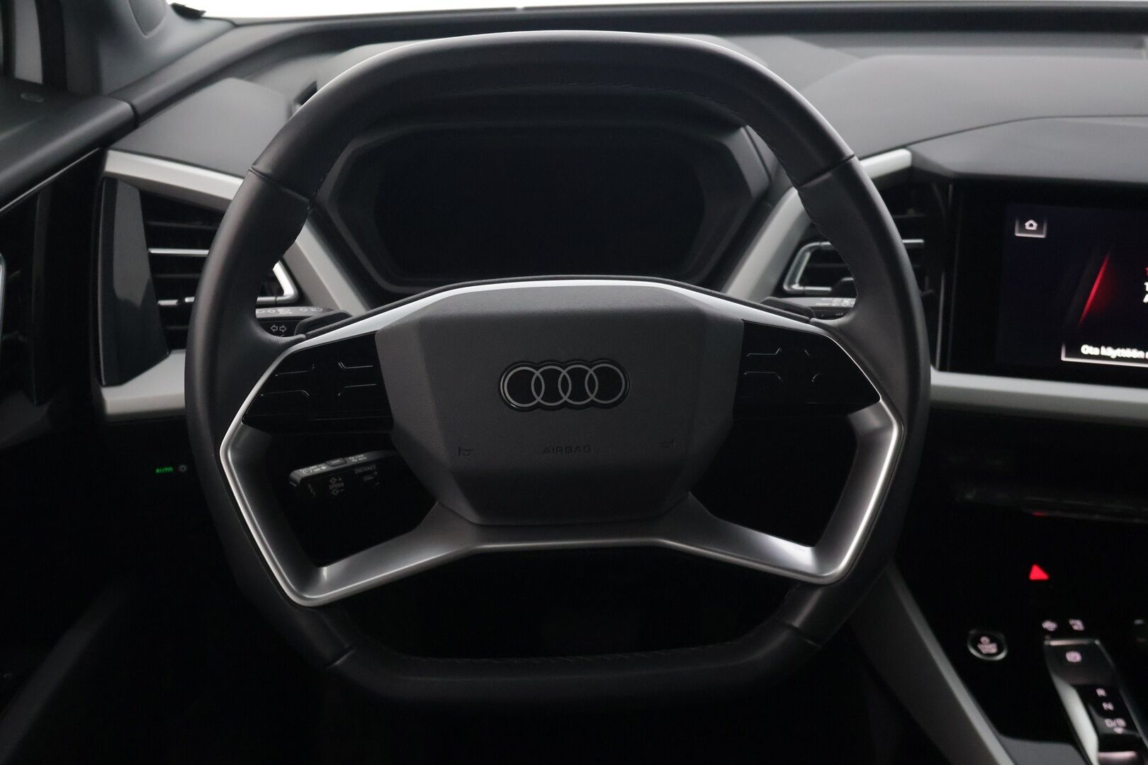 Audi Q4 e-tron 2023 50 e-tron quattro * Adapt. vakkari / Kamera / Vetokoukku / Matrix-LED / Keyless Go / Lämpöpumppu * - 2x renkaat vanteilla / Kuolleen kulman tunnistin / Sport-penkit / Akkitakuu 8v / 160tkm