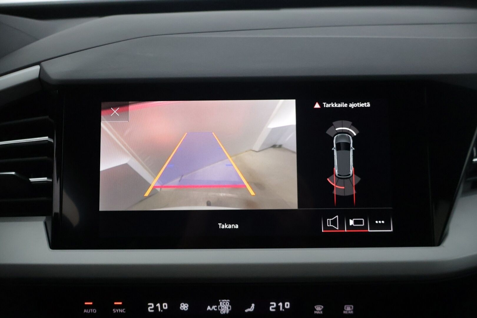 Audi Q4 e-tron 2023 50 e-tron quattro * Adapt. vakkari / Kamera / Vetokoukku / Matrix-LED / Keyless Go / Lämpöpumppu * - 2x renkaat vanteilla / Kuolleen kulman tunnistin / Sport-penkit / Akkitakuu 8v / 160tkm