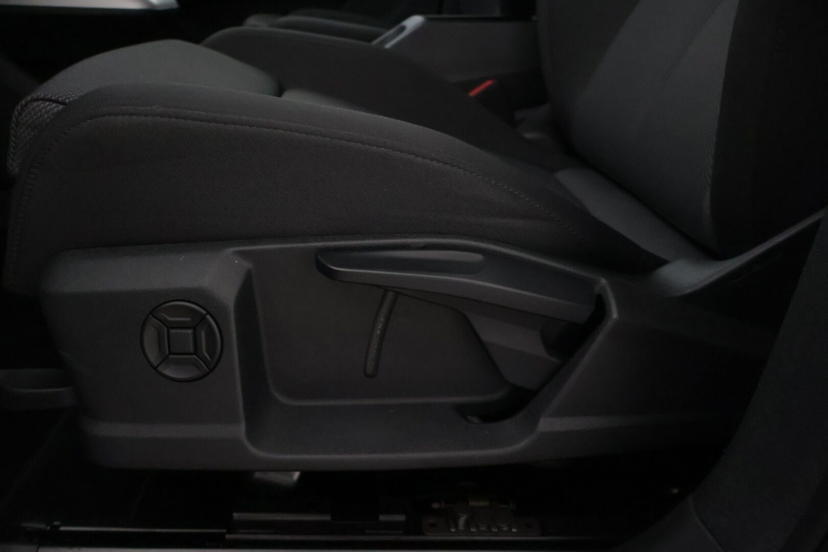 Audi Q4 e-tron 2023 50 e-tron quattro * Adapt. vakkari / Kamera / Vetokoukku / Matrix-LED / Keyless Go / Lämpöpumppu * - 2x renkaat vanteilla / Kuolleen kulman tunnistin / Sport-penkit / Akkitakuu 8v / 160tkm