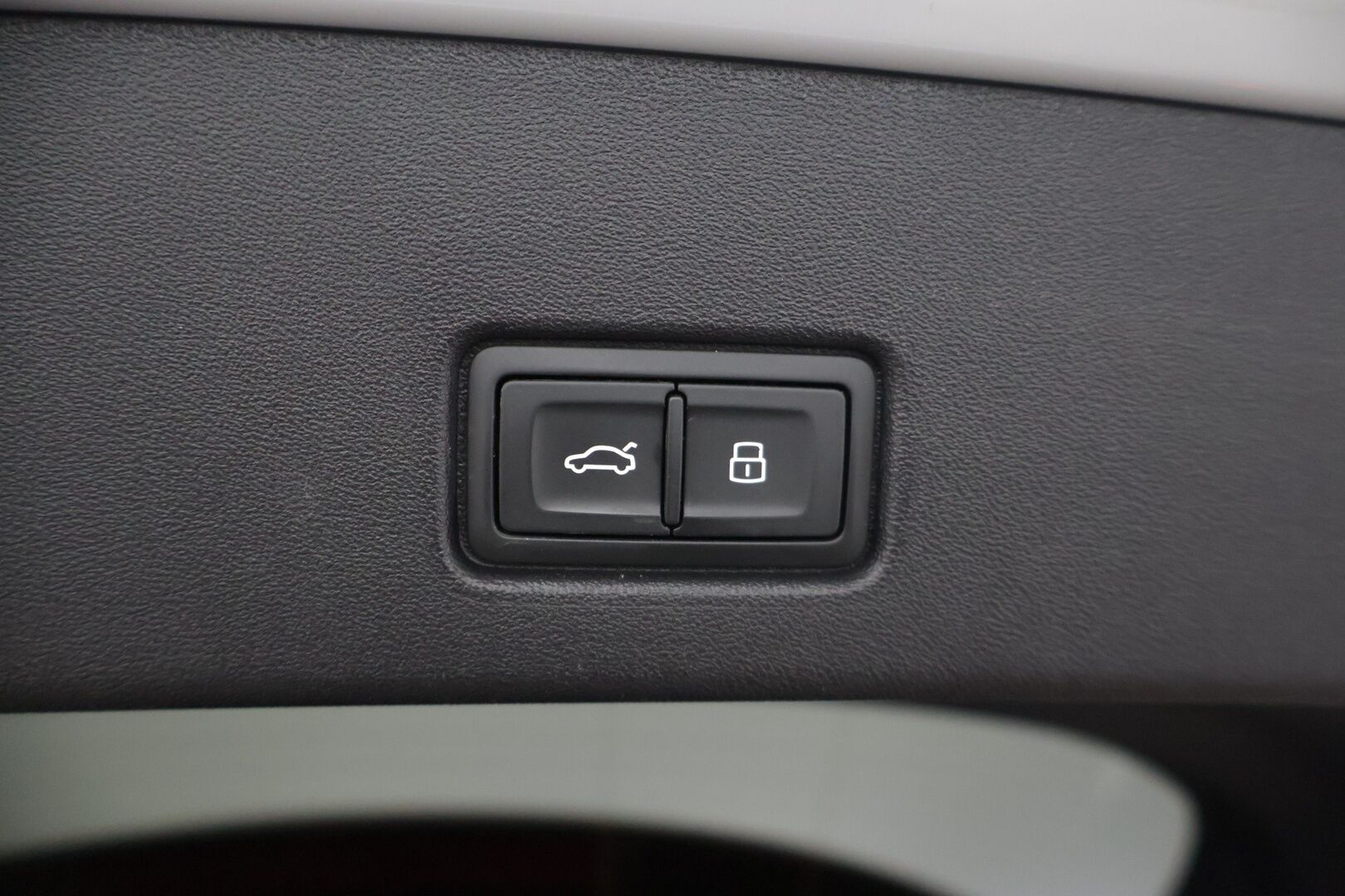 Audi Q4 e-tron 2023 50 e-tron quattro * Adapt. vakkari / Kamera / Vetokoukku / Matrix-LED / Keyless Go / Lämpöpumppu * - 2x renkaat vanteilla / Kuolleen kulman tunnistin / Sport-penkit / Akkitakuu 8v / 160tkm