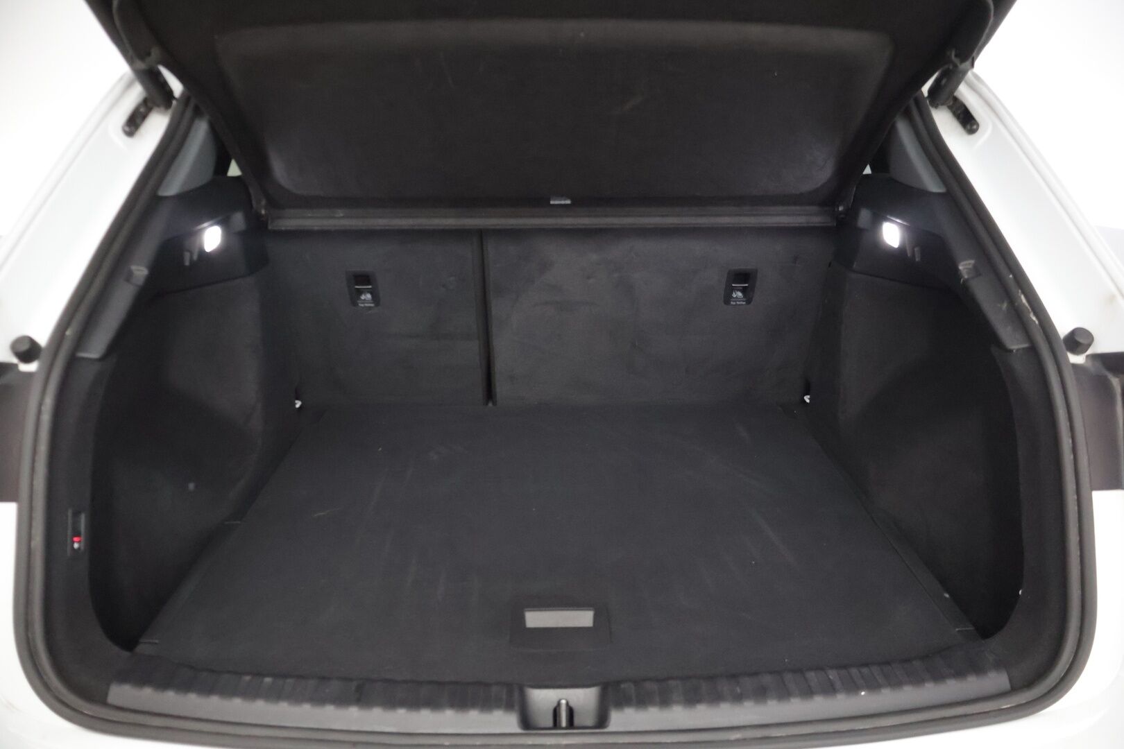 Audi Q4 e-tron 2023 50 e-tron quattro * Adapt. vakkari / Kamera / Vetokoukku / Matrix-LED / Keyless Go / Lämpöpumppu * - 2x renkaat vanteilla / Kuolleen kulman tunnistin / Sport-penkit / Akkitakuu 8v / 160tkm