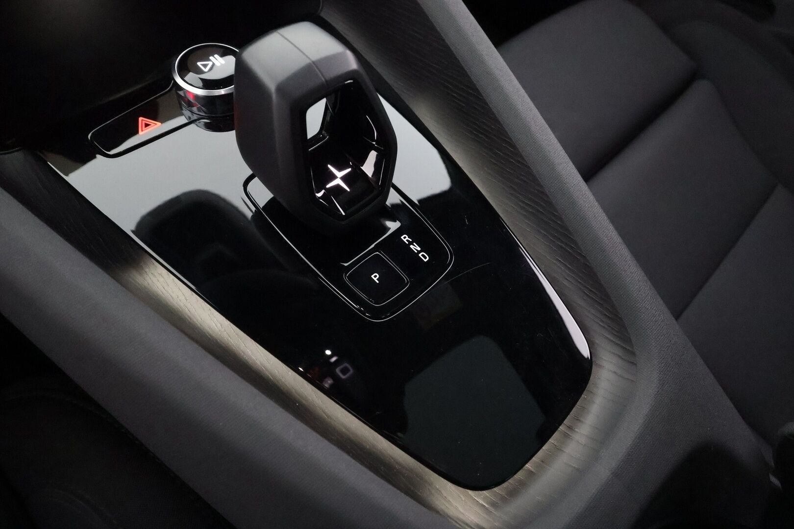 POLESTAR 2 2023 Long Range Dual Motor, 300kW * ILP / Lasikatto / ACC / LED / 360 / H&K / Sportpenkki Muistilla * - Merkkihuollot / 2x Latauskaapelit