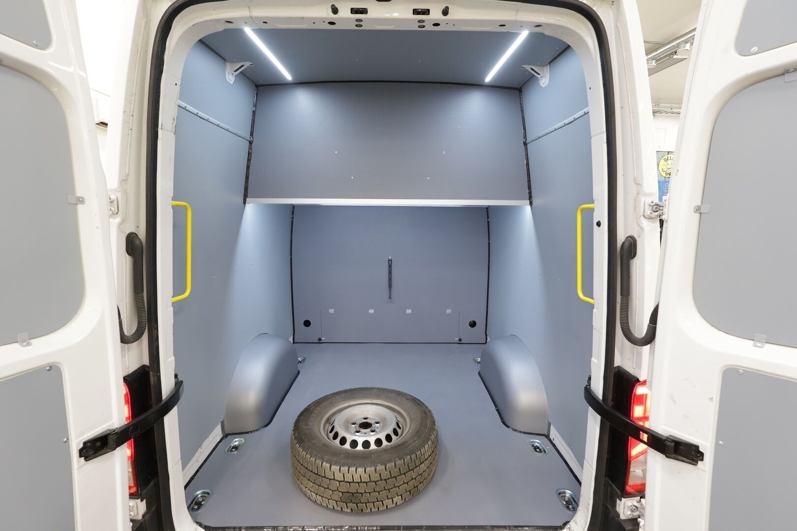 MAN TGE 2023 180 L4H3 *ALV / Sorsan Royal Jatko-ohjaamo / 6-paikkainen / Vakkari / P.kamera / Nahat / GAS Audio / LED-Lisä /  2x Renkaat * - Huippuvarusteltu / Kylkiputket / Keularauta /