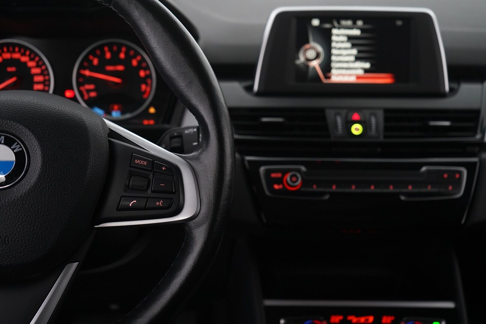 BMW 225 2017 F45 Active Tourer 225xe A Business *Ratinlämmitin / Tutkat / Vakkari* - Kahdet renkaat alumiinivantein / Seuraava katsastus 29.5.2026 / Viimeisin huolto 134tkm
