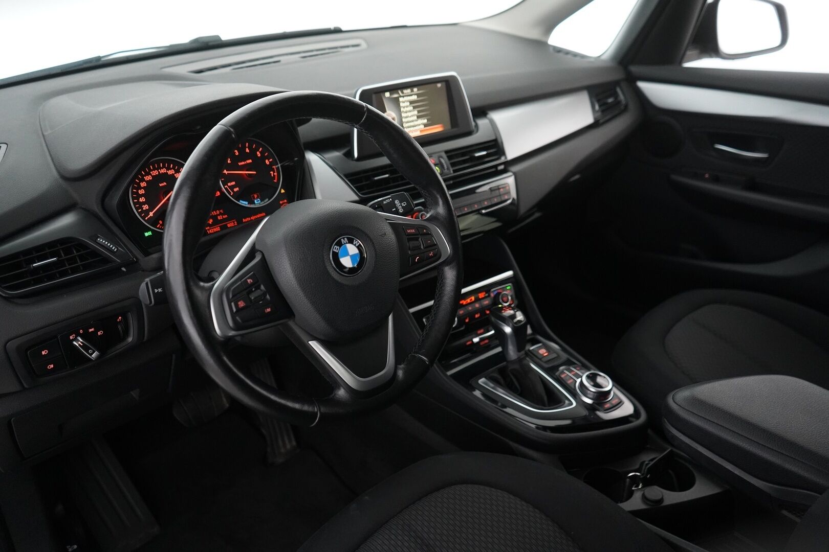 BMW 225 2017 F45 Active Tourer 225xe A Business *Ratinlämmitin / Tutkat / Vakkari* - Kahdet renkaat alumiinivantein / Seuraava katsastus 29.5.2026 / Viimeisin huolto 134tkm