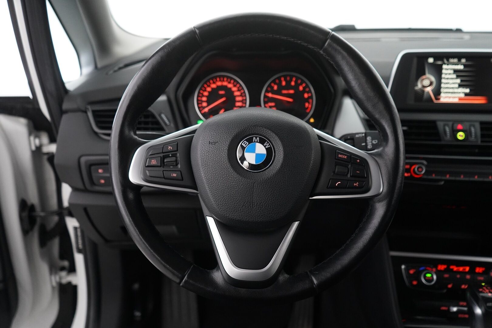 BMW 225 2017 F45 Active Tourer 225xe A Business *Ratinlämmitin / Tutkat / Vakkari* - Kahdet renkaat alumiinivantein / Seuraava katsastus 29.5.2026 / Viimeisin huolto 134tkm