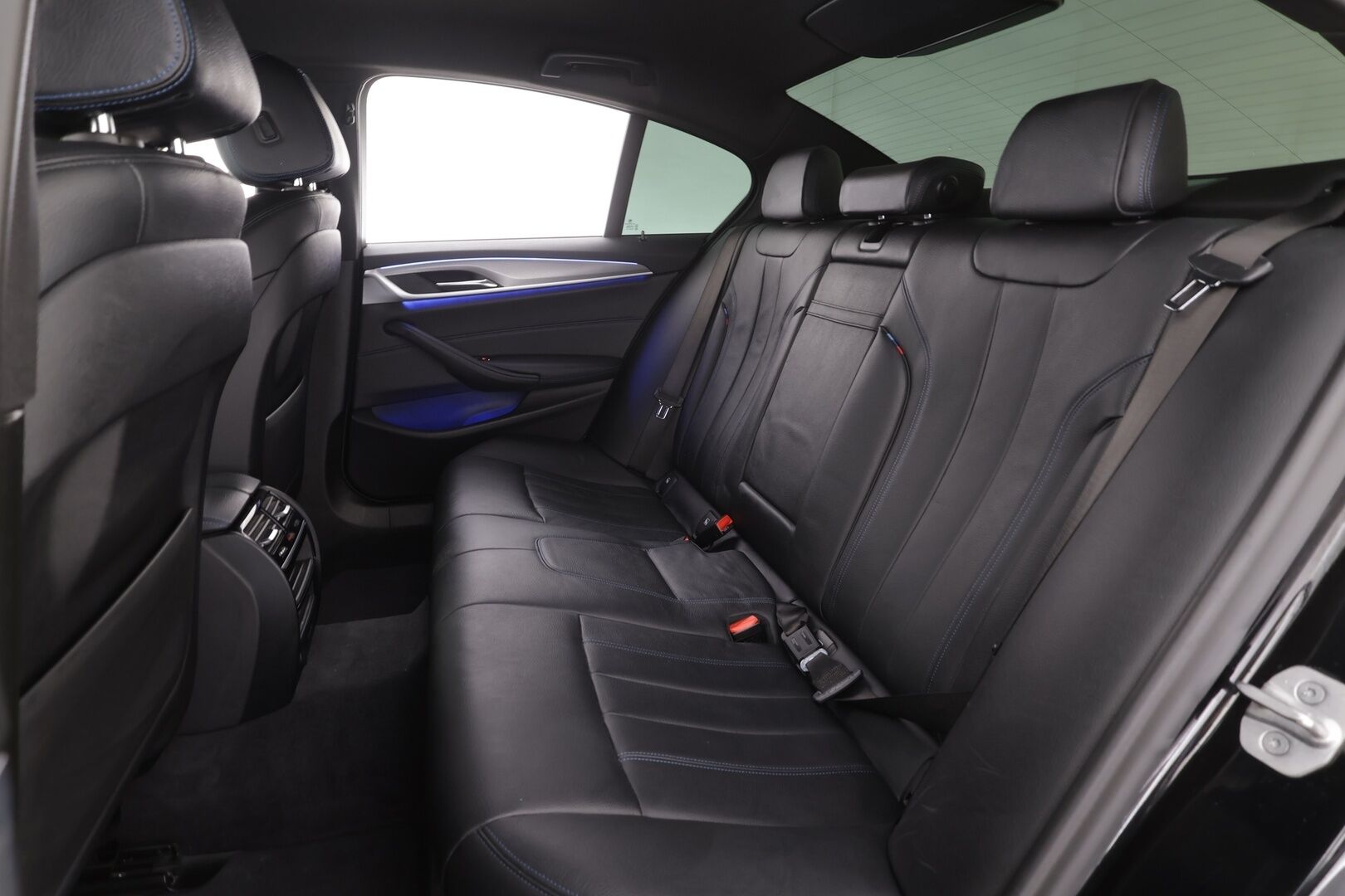 BMW 530 2020 G30 Sedan 530e xDrive A Charged Edition M Sport * Vakkari / Puolisähköt / Koukku / Sporttinahat / Lisälämmitin ajastimella / P.kamera * - Akku kuntotarkastettu / Suomi-auto / Kahdet renkaat