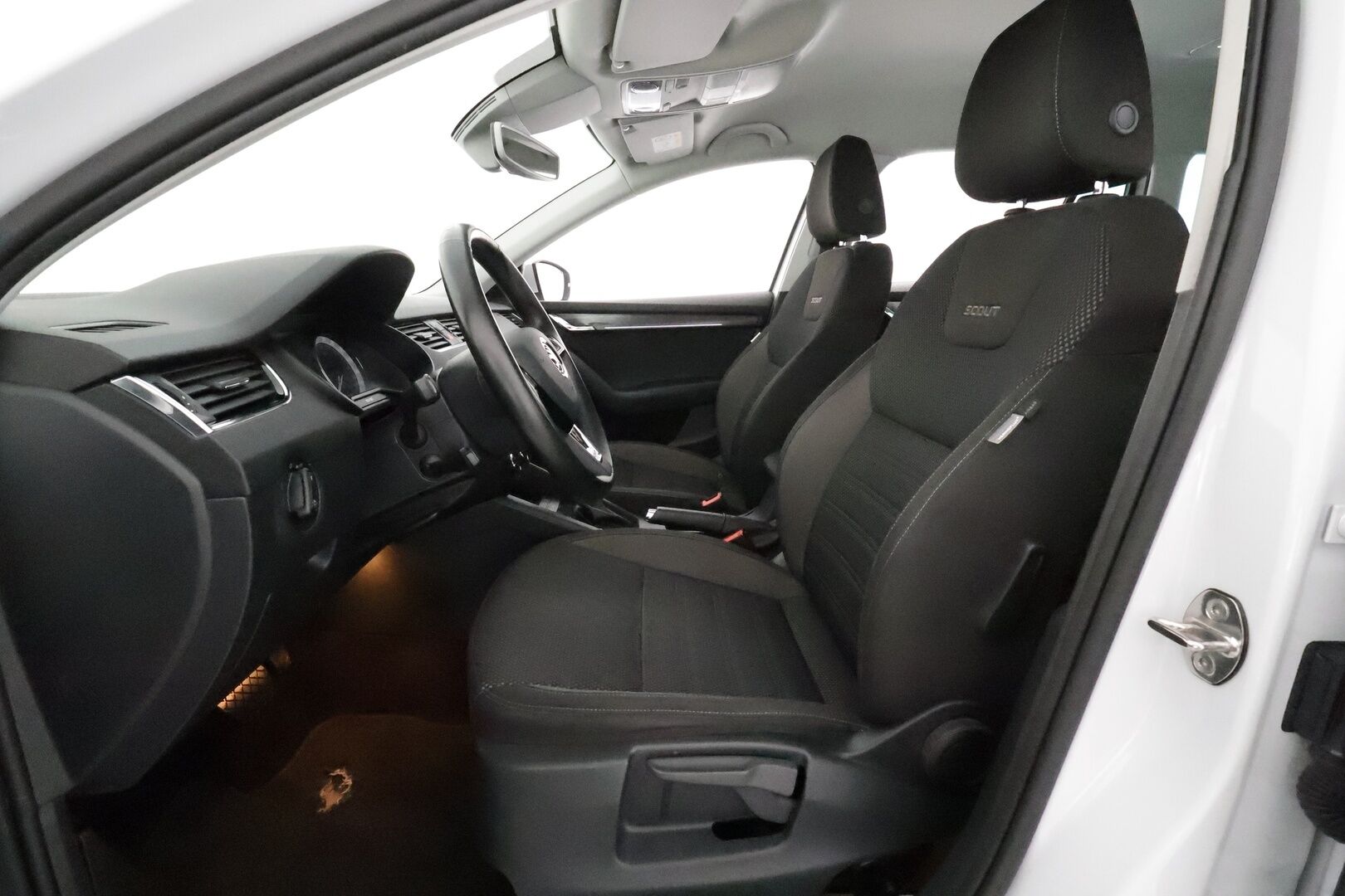 Skoda Octavia 2020 Combi 2,0 TDI 184 4x4 Scout Business DSG **Webasto / Koukku / Adapt.vakkari / LED-valot / P.kamera / Navi / Keyless** - Super varusteilla | Neliveto / 2-om Suomi-auto | Kahdet renkaat aluvanteilla | Adaptiivinen vakkari | Webasto | Koukku | 