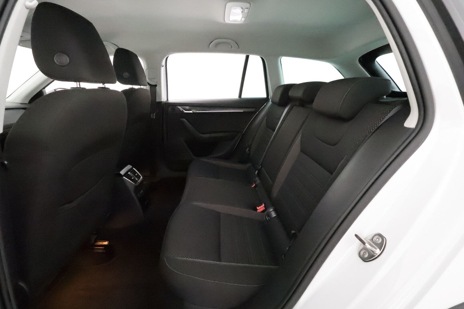 Skoda Octavia 2020 Combi 2,0 TDI 184 4x4 Scout Business DSG **Webasto / Koukku / Adapt.vakkari / LED-valot / P.kamera / Navi / Keyless** - Super varusteilla | Neliveto / 2-om Suomi-auto | Kahdet renkaat aluvanteilla | Adaptiivinen vakkari | Webasto | Koukku | 