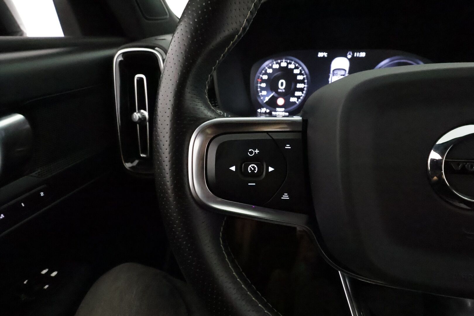 Volvo XC40 2020 T5 Twin Engine R-Design Business aut **Webasto / Koukku / Adapt.Vakkari / P.Kamera / Sporttipenkki Muistilla / Navi** - 3,99 % KORKOTARJOUS TÄHÄN AUTOON - Akku kuntotarkastettu / Suomi-auto / 2x Latauskaapelit / Kahdet Renkaat / Merkkihuollettu!
