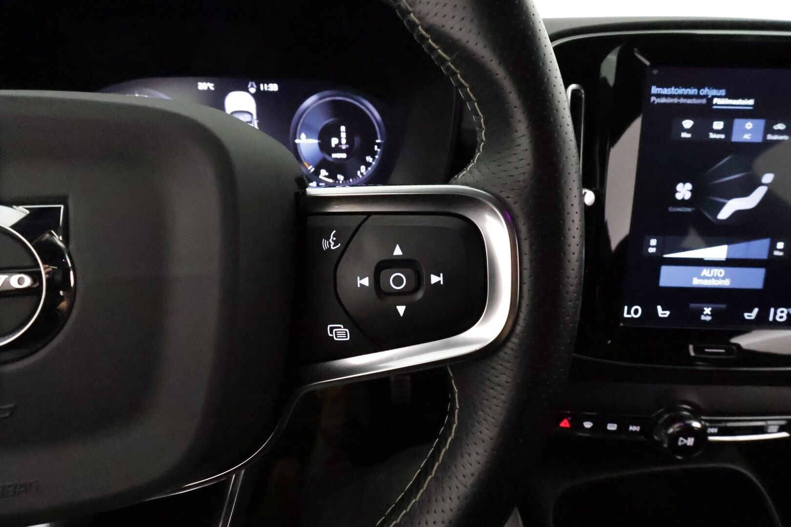 Volvo XC40 2020 T5 Twin Engine R-Design Business aut **Webasto / Koukku / Adapt.Vakkari / P.Kamera / Sporttipenkki Muistilla / Navi** - 3,99 % KORKOTARJOUS TÄHÄN AUTOON - Akku kuntotarkastettu / Suomi-auto / 2x Latauskaapelit / Kahdet Renkaat / Merkkihuollettu!