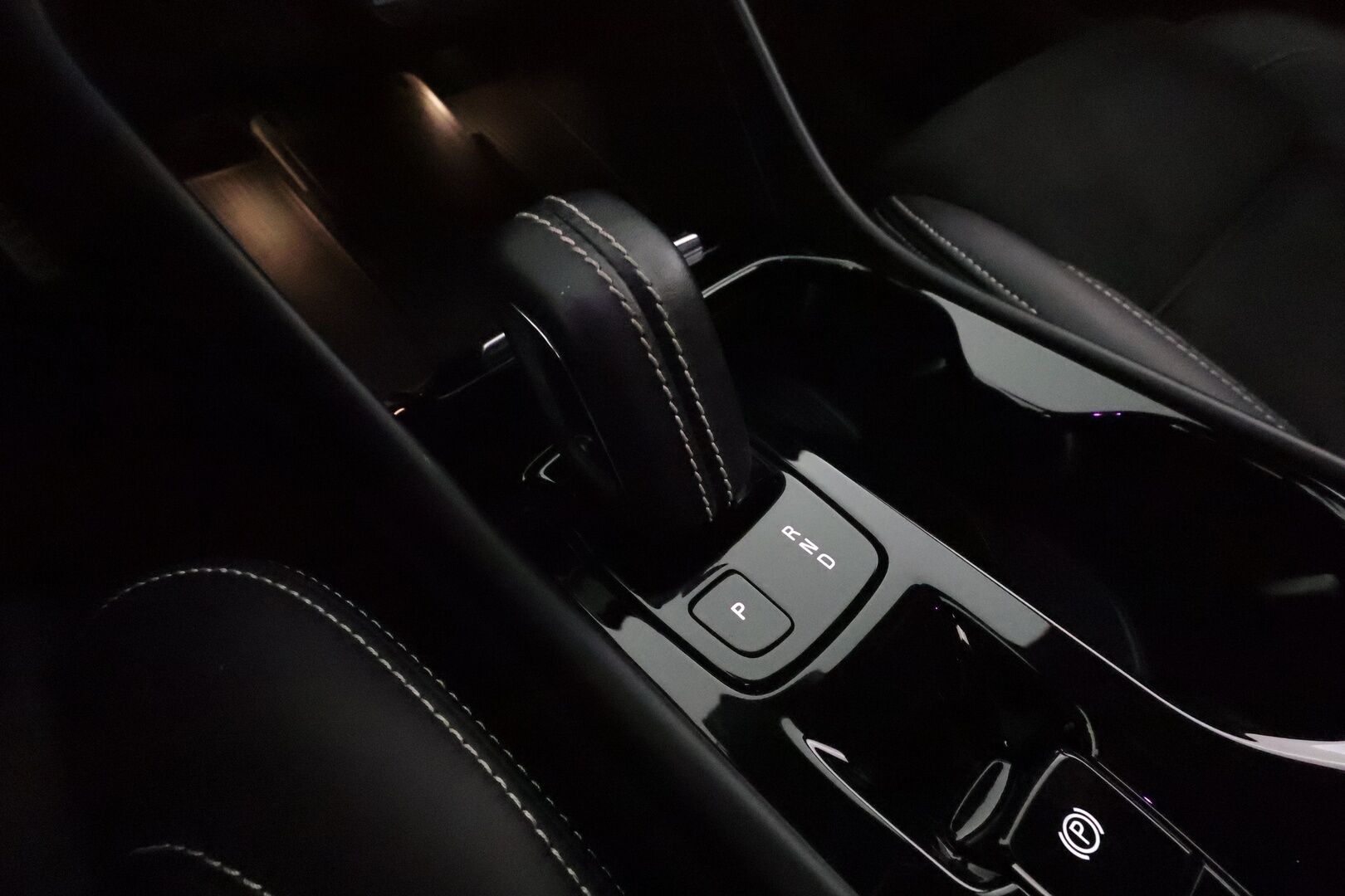 Volvo XC40 2020 T5 Twin Engine R-Design Business aut **Webasto / Koukku / Adapt.Vakkari / P.Kamera / Sporttipenkki Muistilla / Navi** - 3,99 % KORKOTARJOUS TÄHÄN AUTOON - Akku kuntotarkastettu / Suomi-auto / 2x Latauskaapelit / Kahdet Renkaat / Merkkihuollettu!