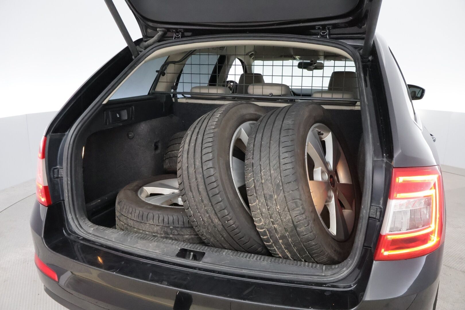 Skoda Octavia 2014 Combi 1,6 TDI Elegance DSG Autom - YritysOutlet - Myydään vain yrityksille - – Tämä auto myydään YritysOutlet -valikoimasta vain yritykselle