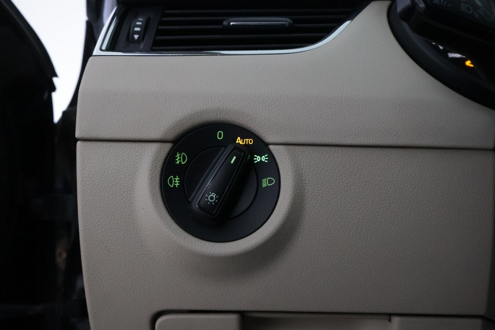 Skoda Octavia 2014 Combi 1,6 TDI Elegance DSG Autom - YritysOutlet - Myydään vain yrityksille - – Tämä auto myydään YritysOutlet -valikoimasta vain yritykselle