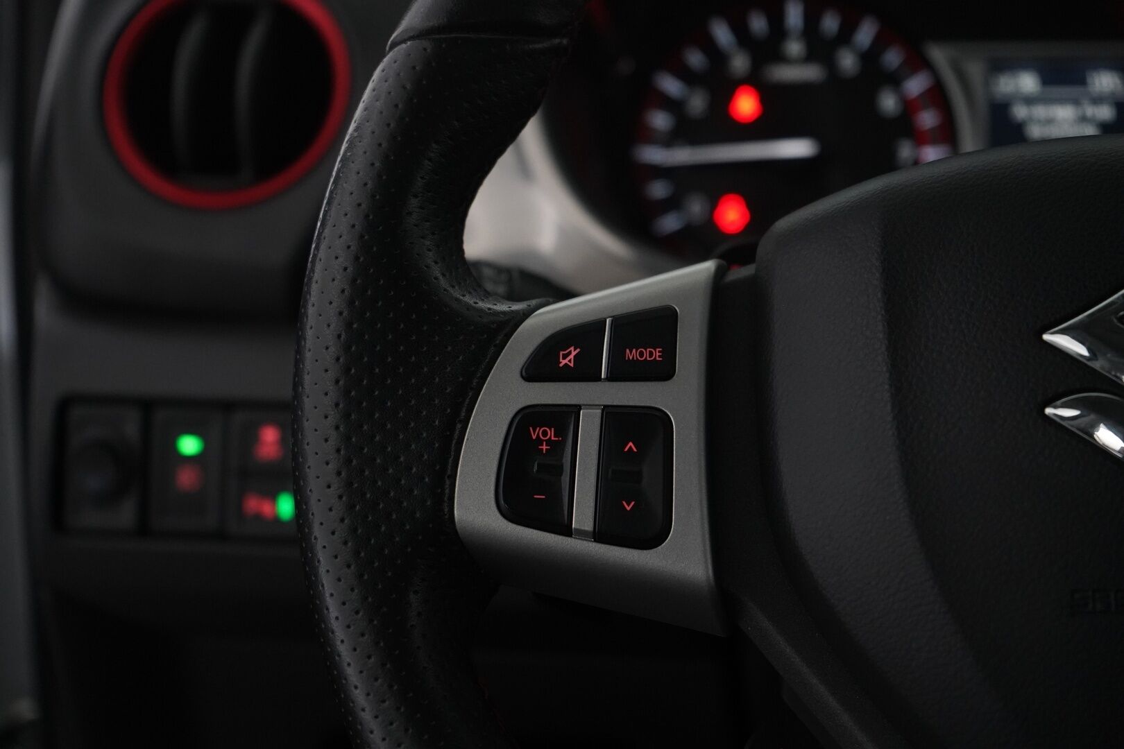 Suzuki Vitara 2018 1,4 BOOSTERJET 2WD GL+ 6AT * ACC / Lohkolämmitin / Vetokoukku / Navi * - Juuri huollettu / Kahdet OEM vanteet / Seuraava katsastus 12/2026 - HULLUT JOULUT KORKOTARJOUS 2,49% 