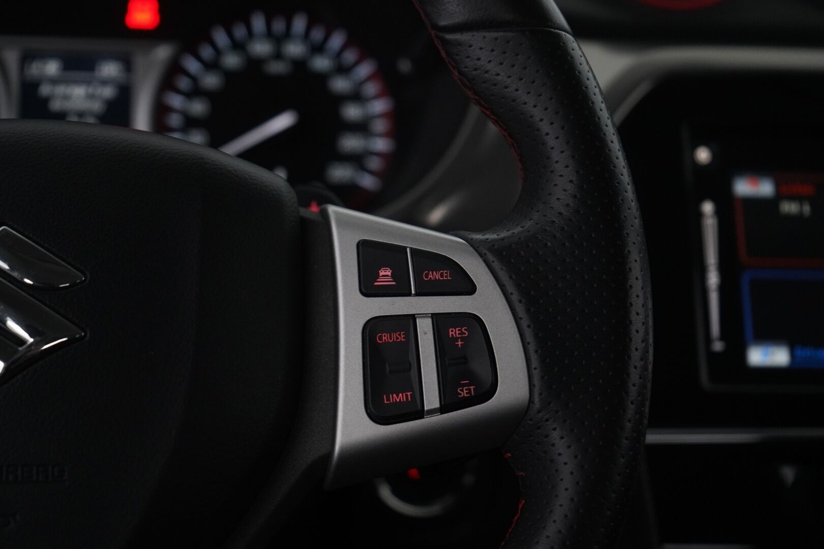 Suzuki Vitara 2018 1,4 BOOSTERJET 2WD GL+ 6AT * ACC / Lohkolämmitin / Vetokoukku / Navi * - Juuri huollettu / Kahdet OEM vanteet / Seuraava katsastus 12/2026 - HULLUT JOULUT KORKOTARJOUS 2,49% 