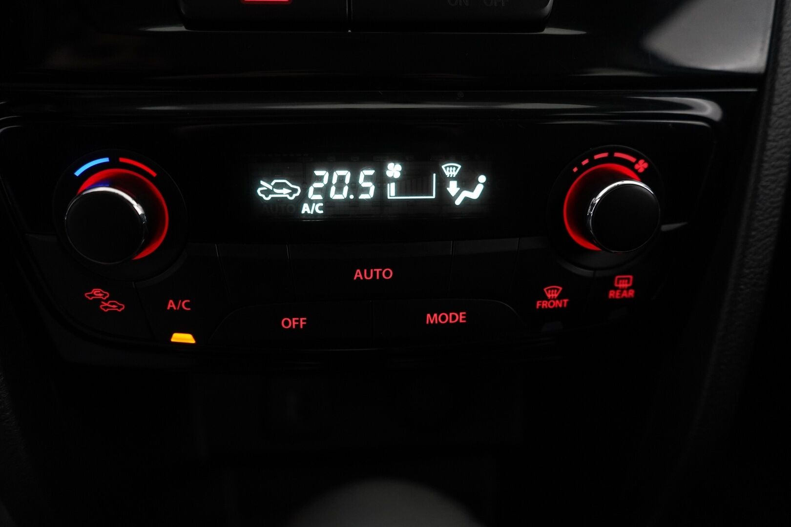 Suzuki Vitara 2018 1,4 BOOSTERJET 2WD GL+ 6AT * ACC / Lohkolämmitin / Vetokoukku / Navi * - Juuri huollettu / Kahdet OEM vanteet / Seuraava katsastus 12/2026 - HULLUT JOULUT KORKOTARJOUS 2,49% 