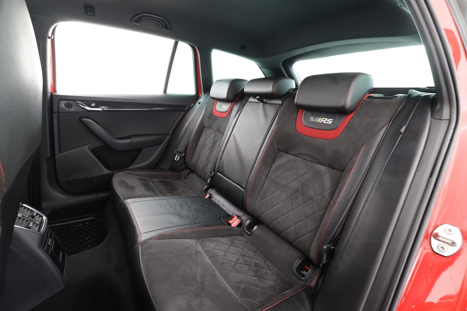 Skoda Octavia 2017 Combi 2,0 TDI 184 4x4 RS DSG * Webasto / ACC / LED / P.kamera / Canton / Navi / Apple&Android * - HULLU BLACKWEEK KORKOTARJOUS 2,49%