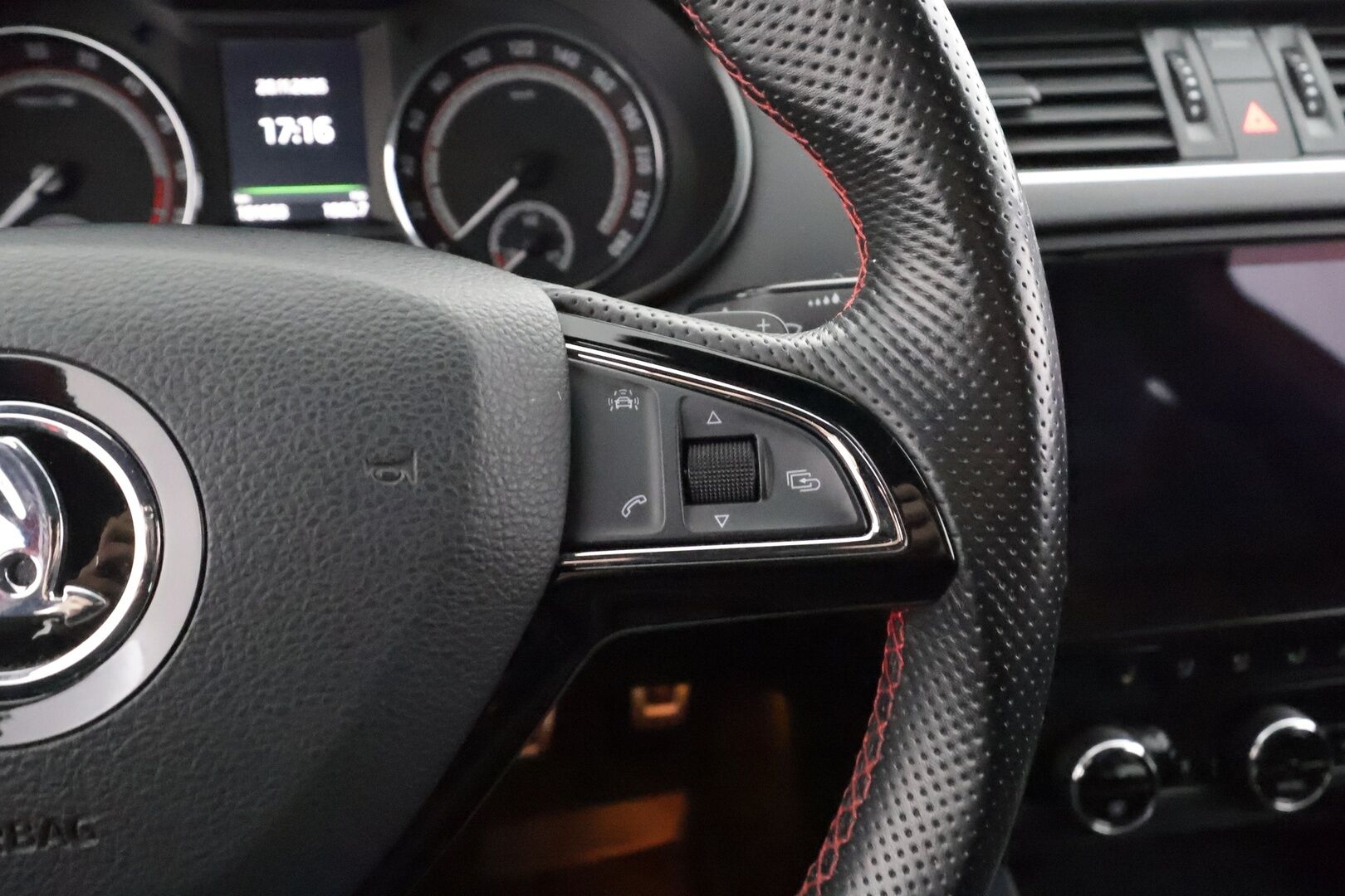 Skoda Octavia 2017 Combi 2,0 TDI 184 4x4 RS DSG * Webasto / ACC / LED / P.kamera / Canton / Navi / Apple&Android * - HULLU BLACKWEEK KORKOTARJOUS 2,49%