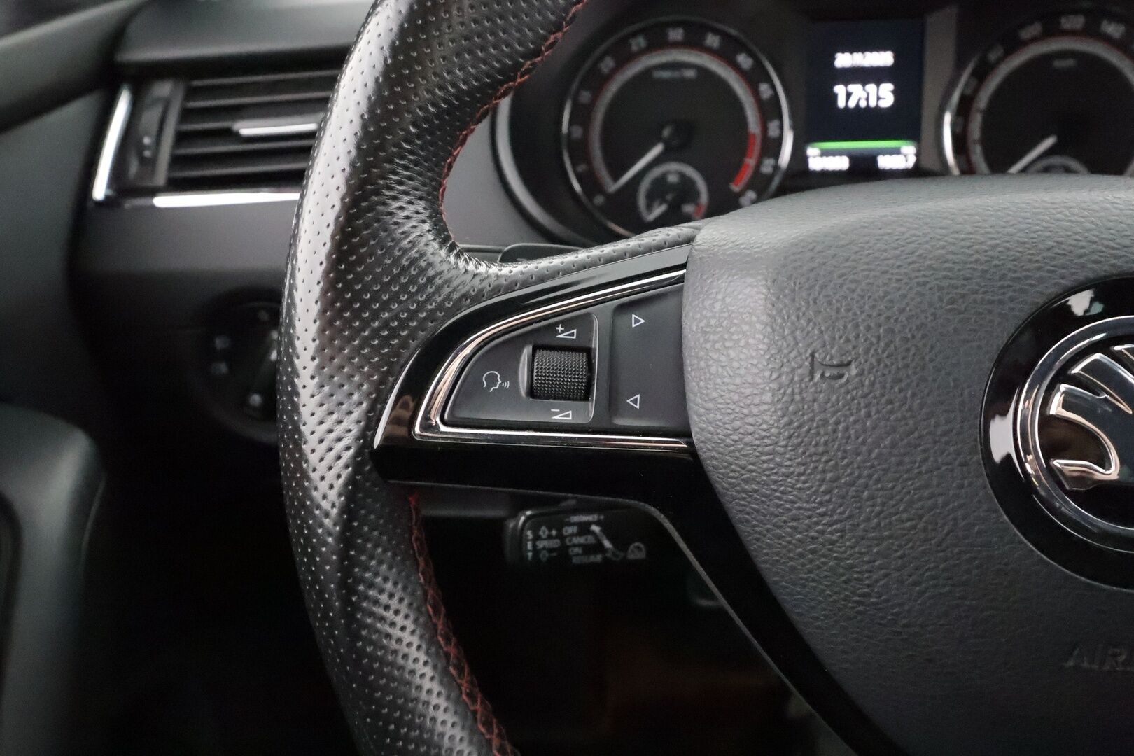 Skoda Octavia 2017 Combi 2,0 TDI 184 4x4 RS DSG * Webasto / ACC / LED / P.kamera / Canton / Navi / Apple&Android * - HULLU BLACKWEEK KORKOTARJOUS 2,49%