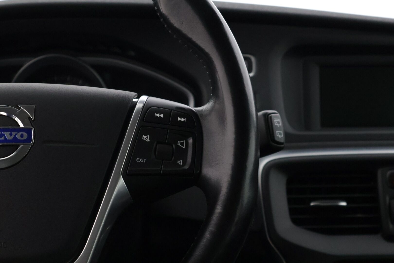 Volvo V40 2015 D2 Momentum * YritysOutlet - Myydään vain yrityksille / Jakohihna tehty 206tkm / Webasto / BT / Vakkari / Xenon * - *Katsastettu 19.9.2025 / Fiksu peli pikku laitolla! / Kahdet renkaat*