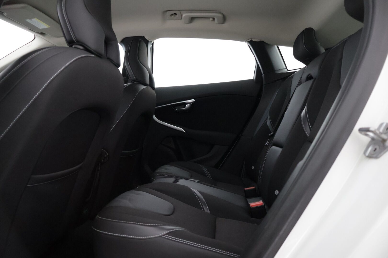 Volvo V40 2015 D2 Momentum * YritysOutlet - Myydään vain yrityksille / Jakohihna tehty 206tkm / Webasto / BT / Vakkari / Xenon * - *Katsastettu 19.9.2025 / Fiksu peli pikku laitolla! / Kahdet renkaat*