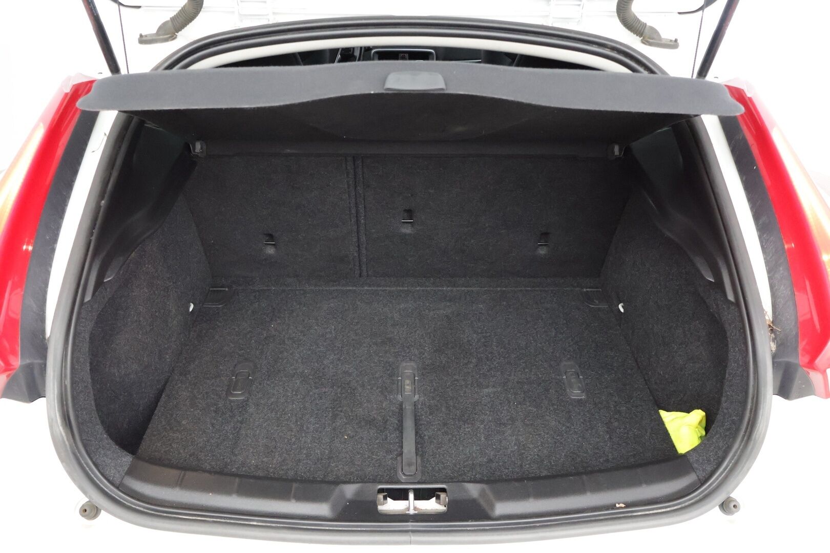 Volvo V40 2015 D2 Momentum * YritysOutlet - Myydään vain yrityksille / Jakohihna tehty 206tkm / Webasto / BT / Vakkari / Xenon * - *Katsastettu 19.9.2025 / Fiksu peli pikku laitolla! / Kahdet renkaat*